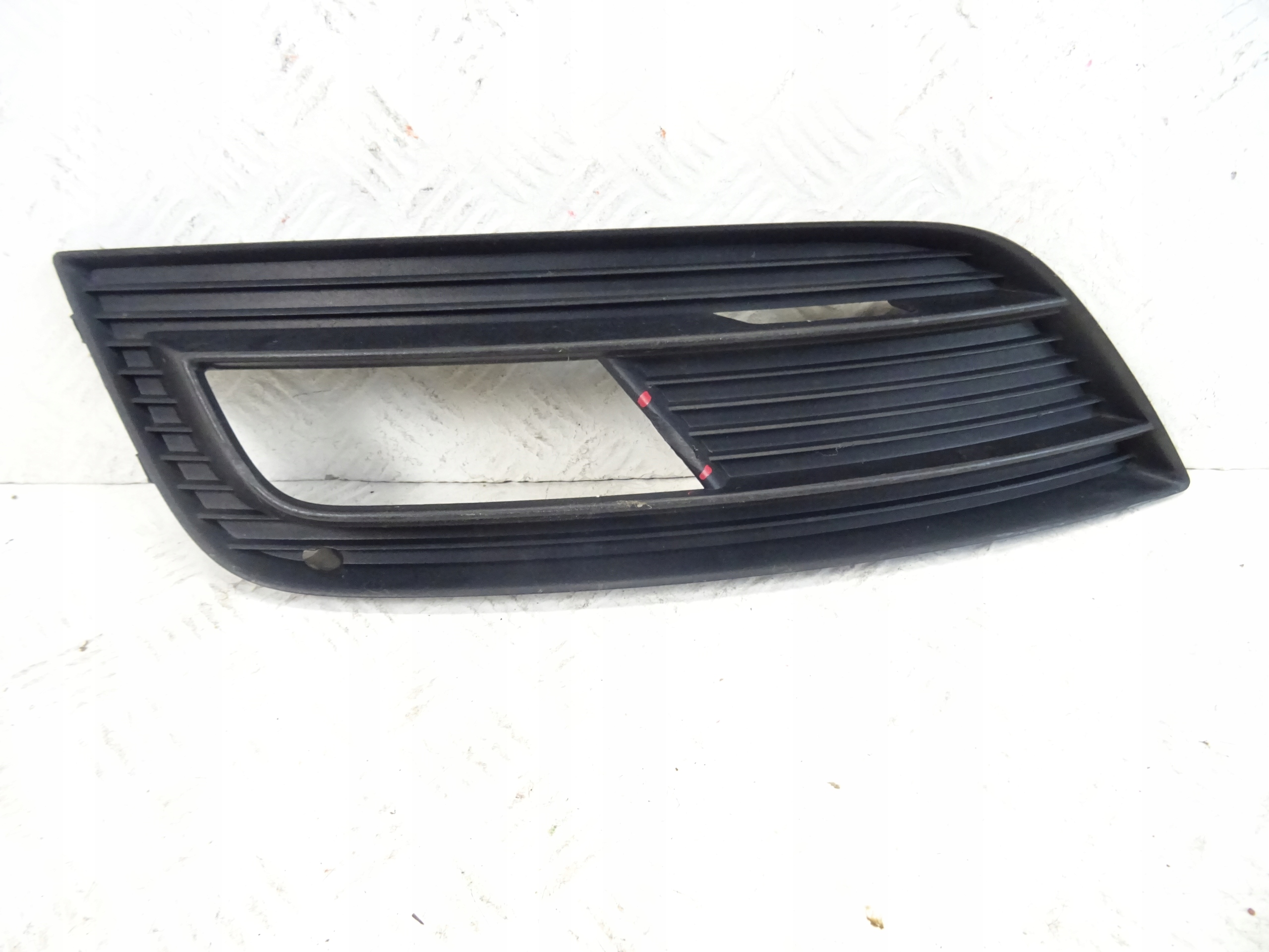 grid of a bumper front front left AUDI A4 B8 LIFT 8K0807681K