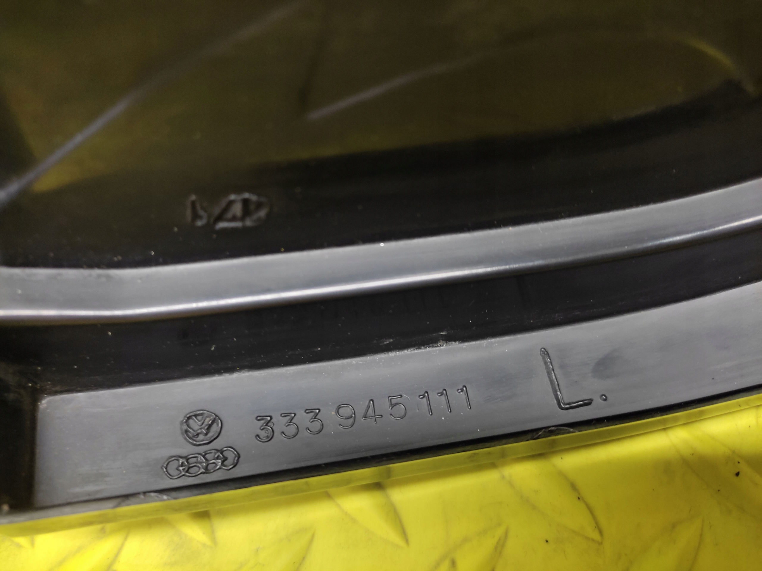 VW PASSAT B3 KOMBI light left rear part 333945111