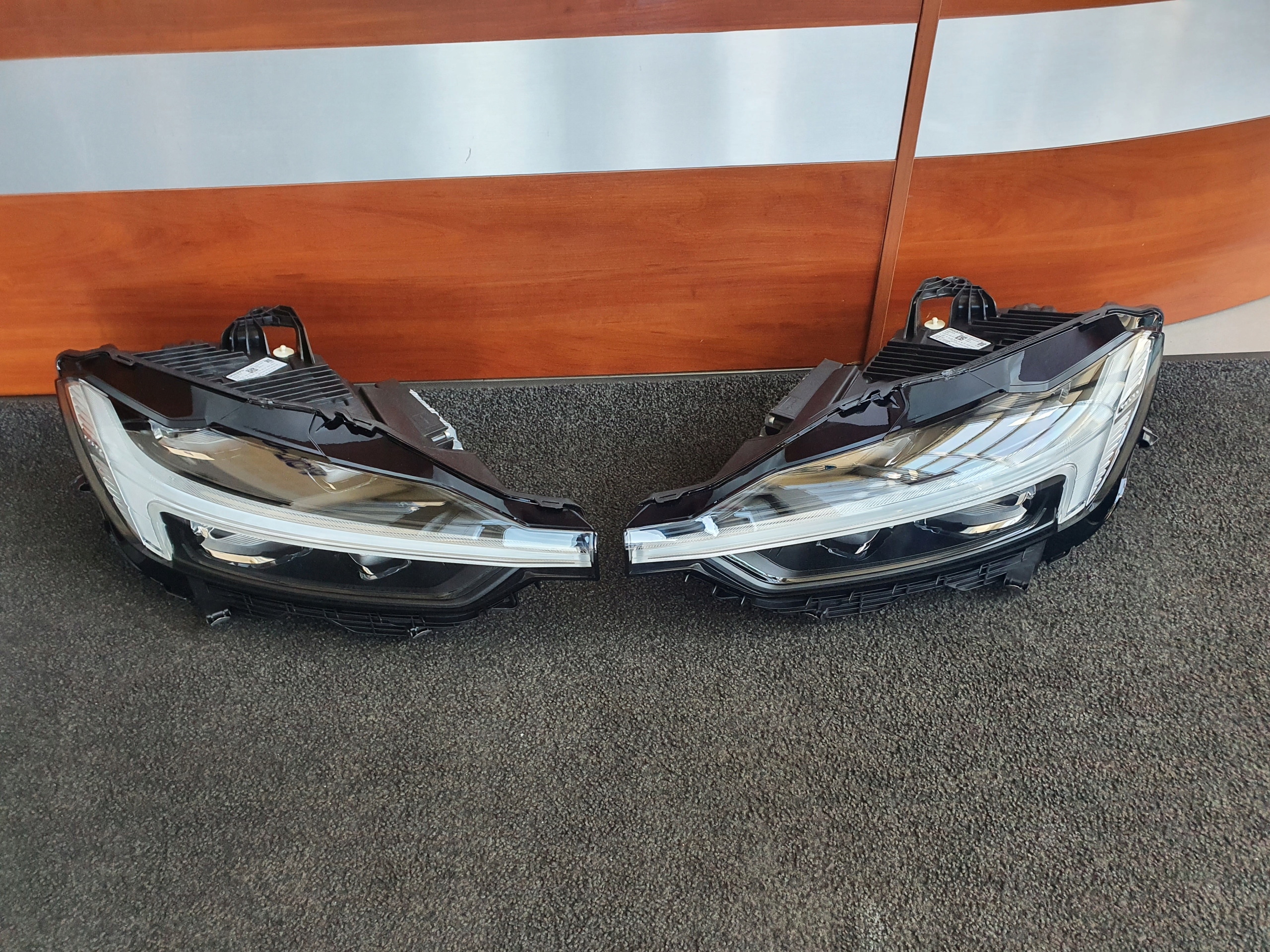 Volvo LAMPY PRZÓD XC60 II LIFT Mid LED NOWE