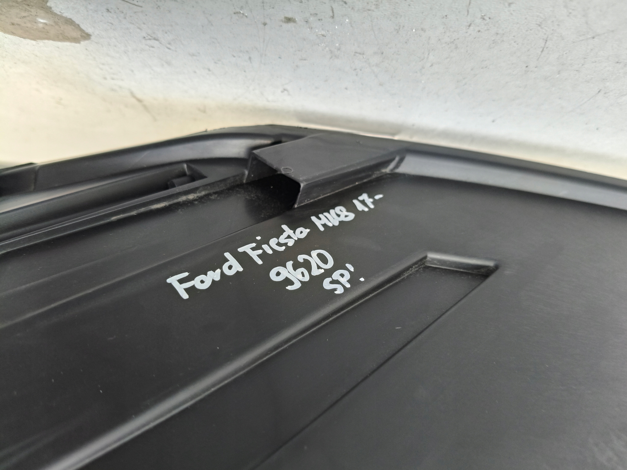 light right REFLEKTOR FORD FIESTA MK8 17