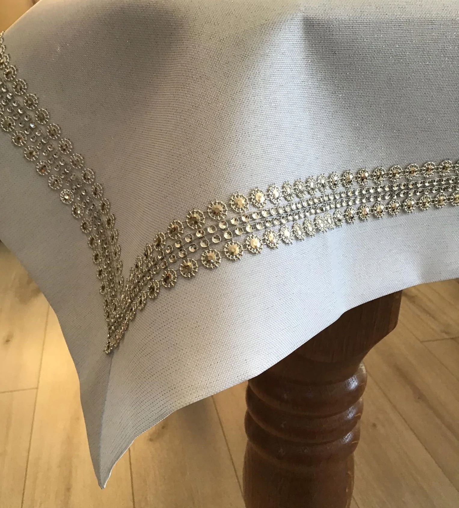 Obrus Biały Ze Srebrną Nitką Z Cekinami 150 cm 220 cm