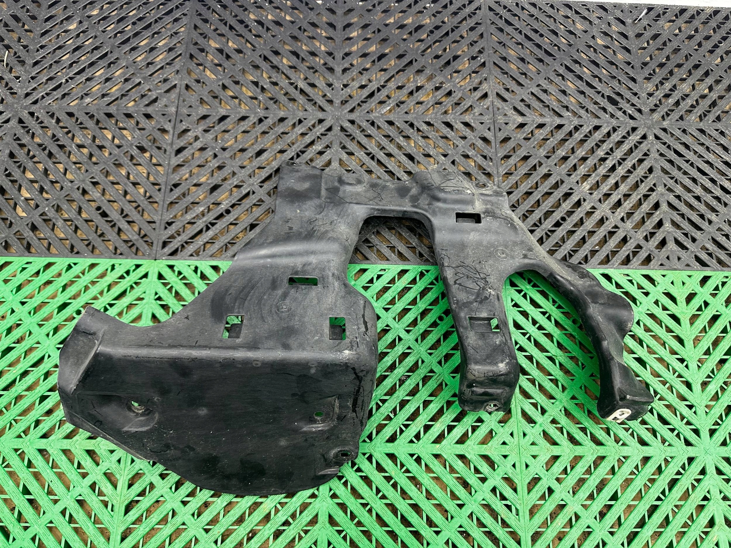 cover front chassis BMW 5 G30 G31 7347022