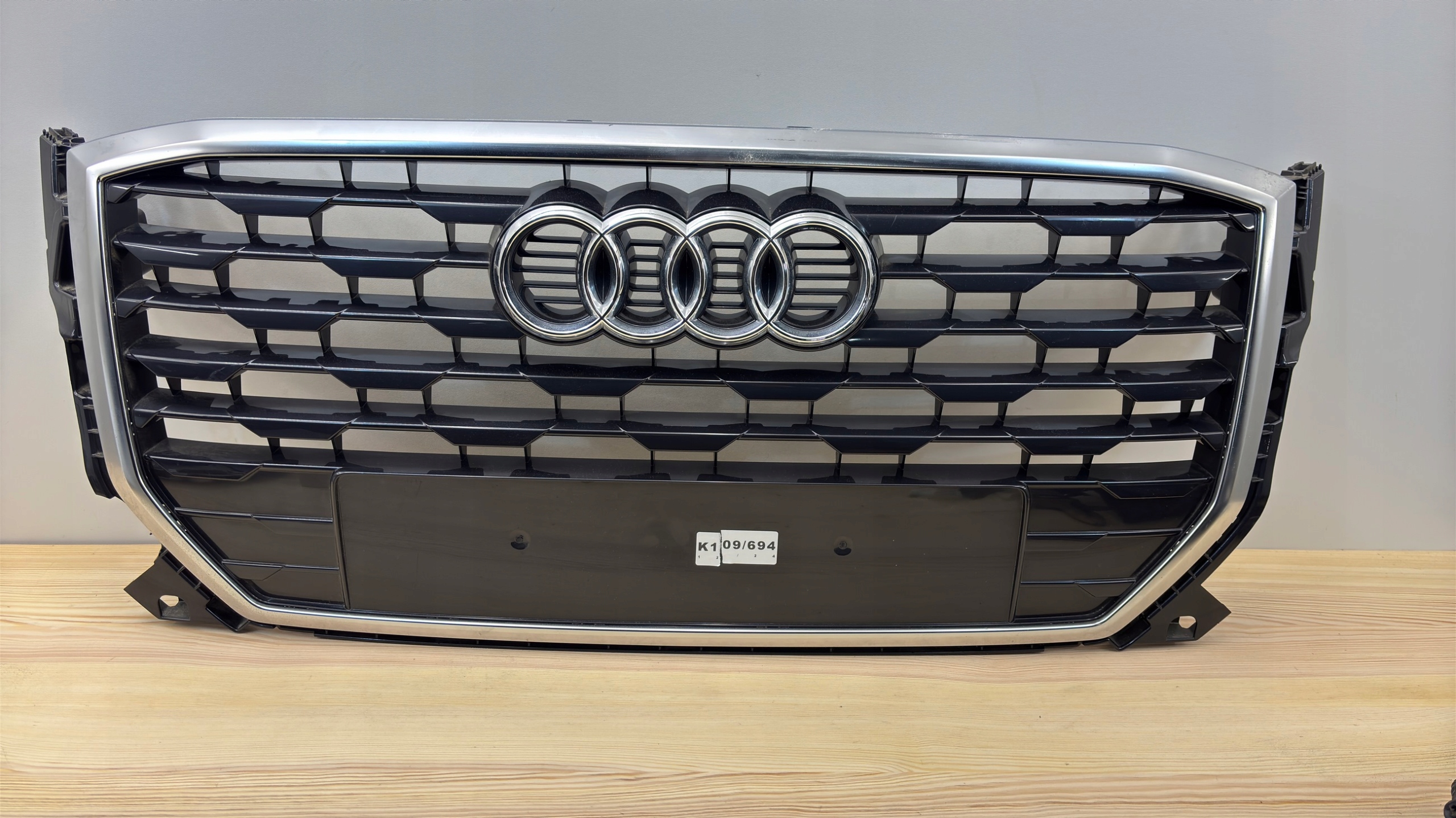 Audi Q2 Kühlergrill FRONTGRILL Kühlergitter 81A8536510G - Thumbnail 1