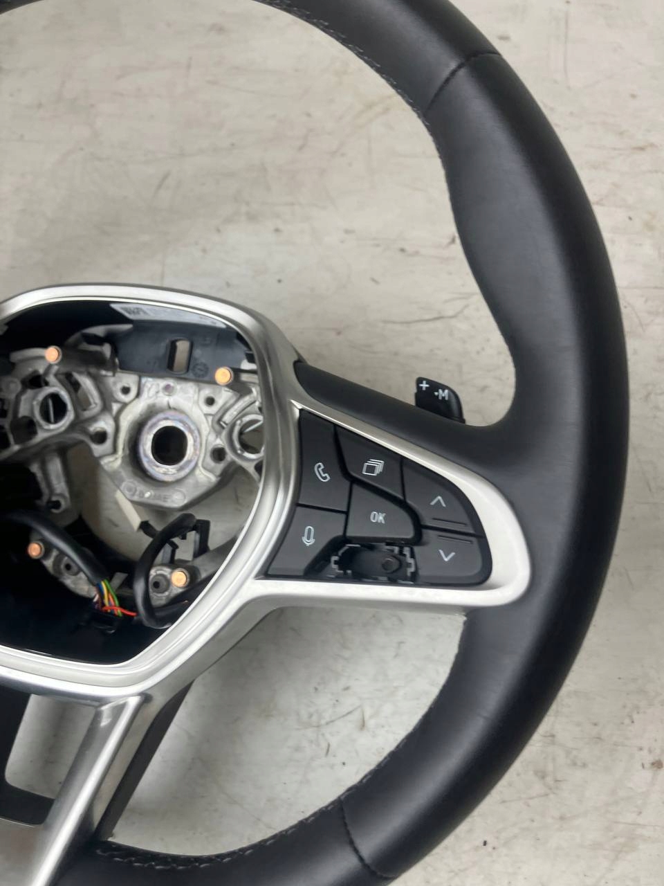steering wheel, leather MULTIFUNKCJA RENAULT ARKANA 484005223R with shifting