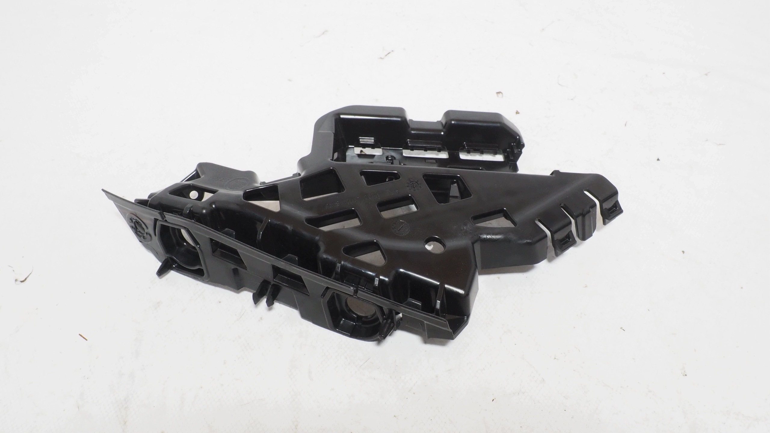 Skoda Superb IV bumper bracket left front 3P0807183