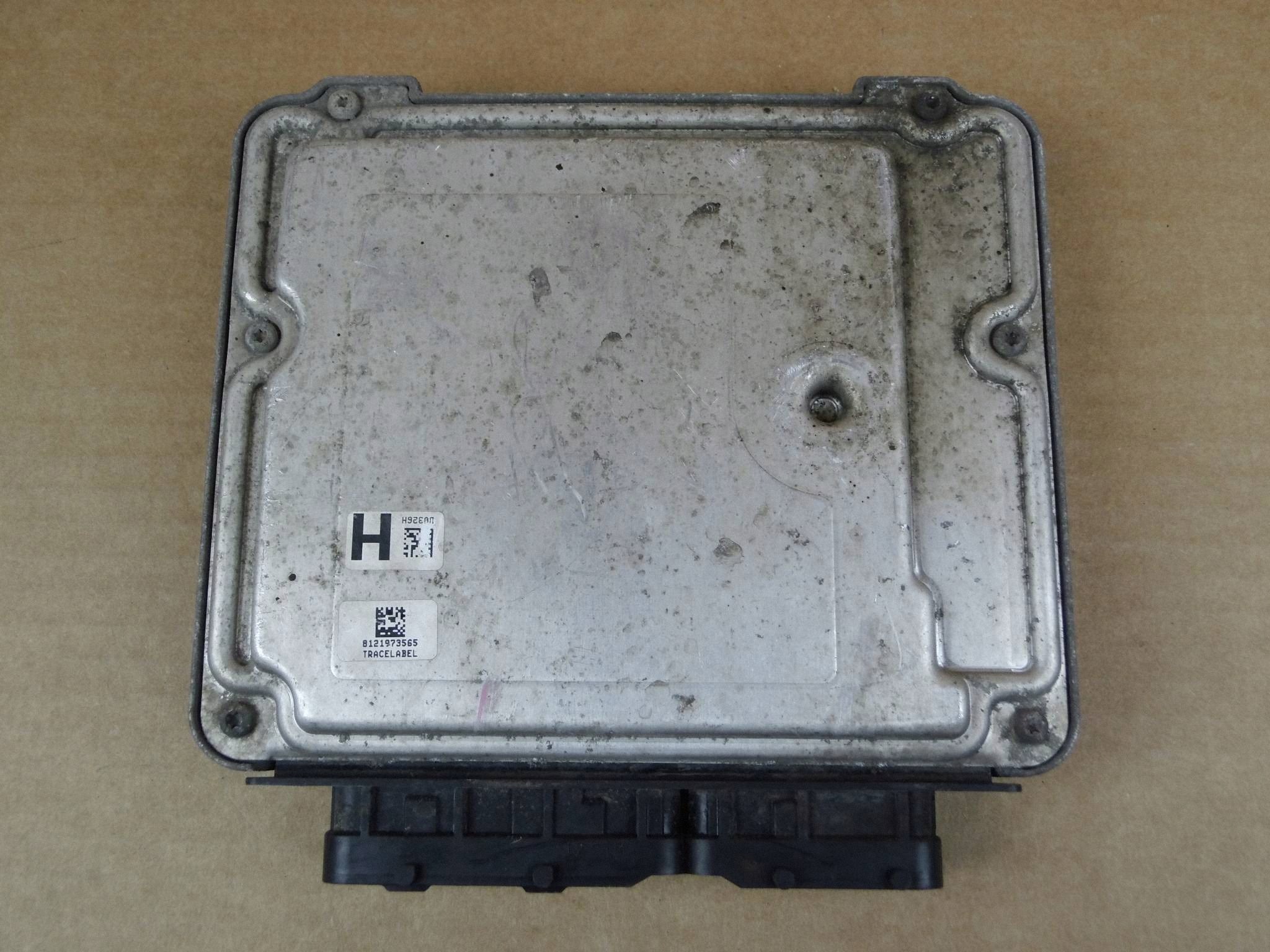 Toyota Yaris II 1.4 D4D module computer control unit of the engine ECU 89661-0D450