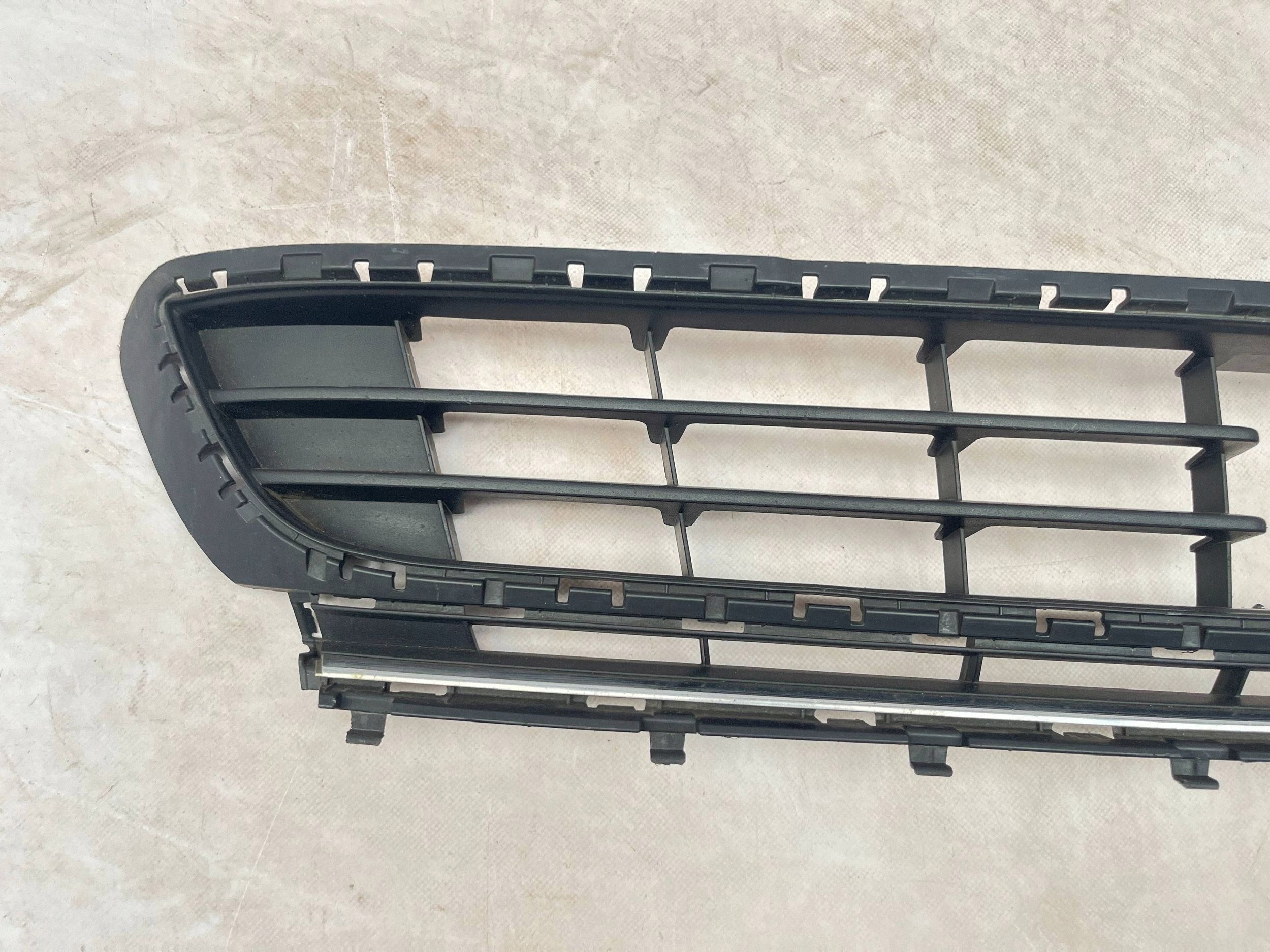 grid of a bumper front original VOLKSWAGEN GOLF VII 5G0853677E