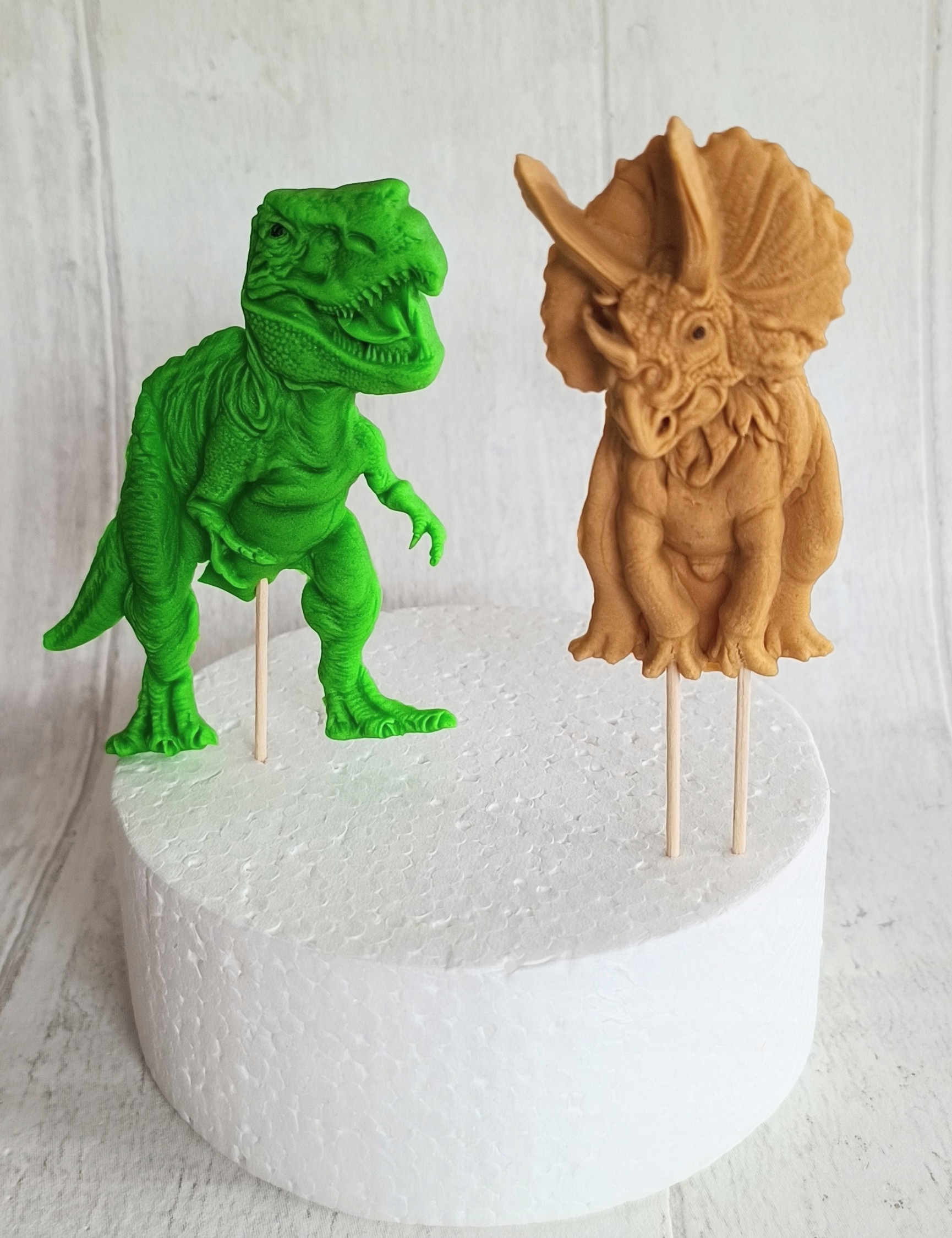 Dinozaury realistyczne z masy cukrowej T-rex i Triceratops Zestaw 2szt