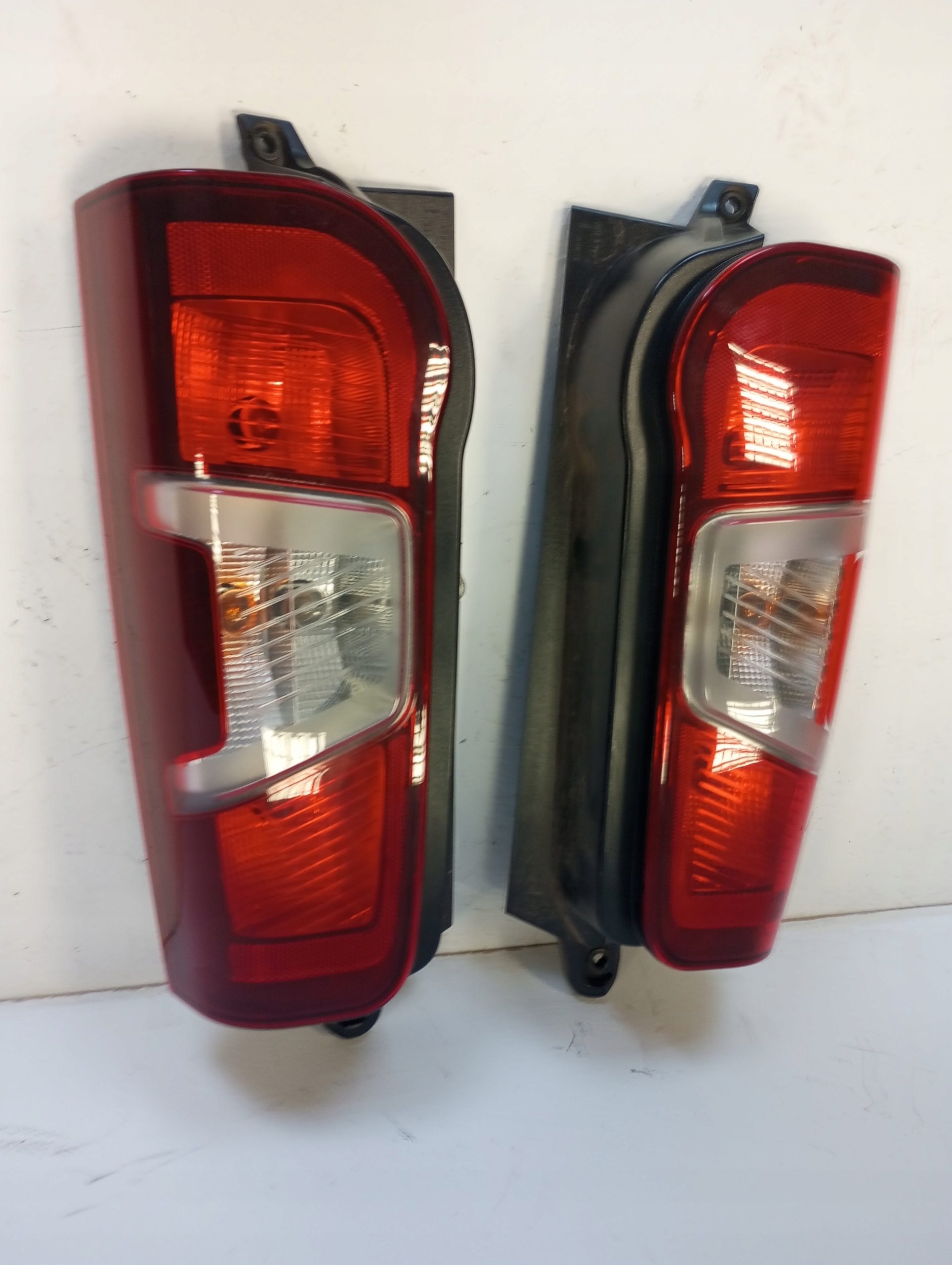 light rear PEUGEOT PARTNER below door 9826554880 23r left