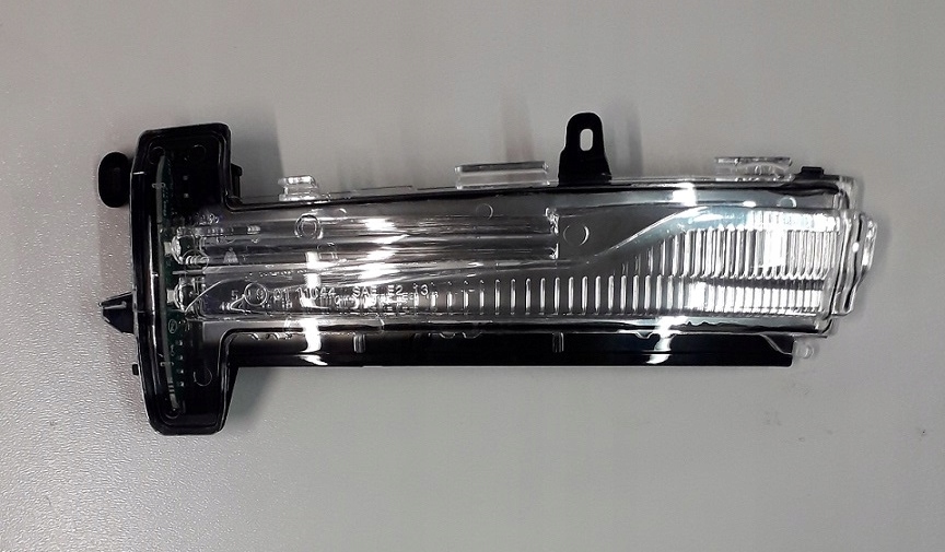 KIERUNKOWSKAZ LUSTERKA LEWY VOLVO XC60 ORYGINAŁ Strona zabudowy Lewe boczne