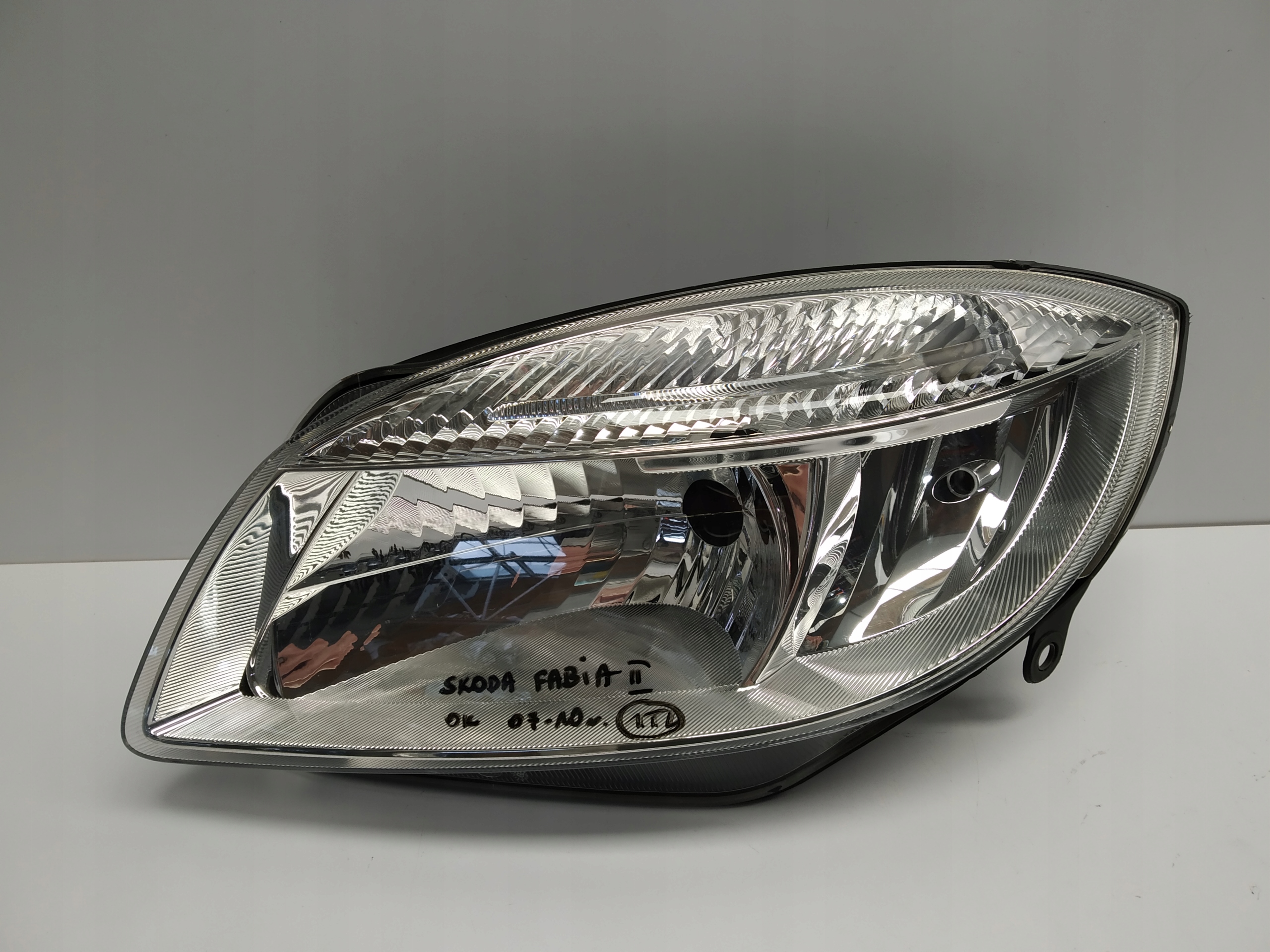 Skoda Fabia II reflektor light front left before lift OM before lift
