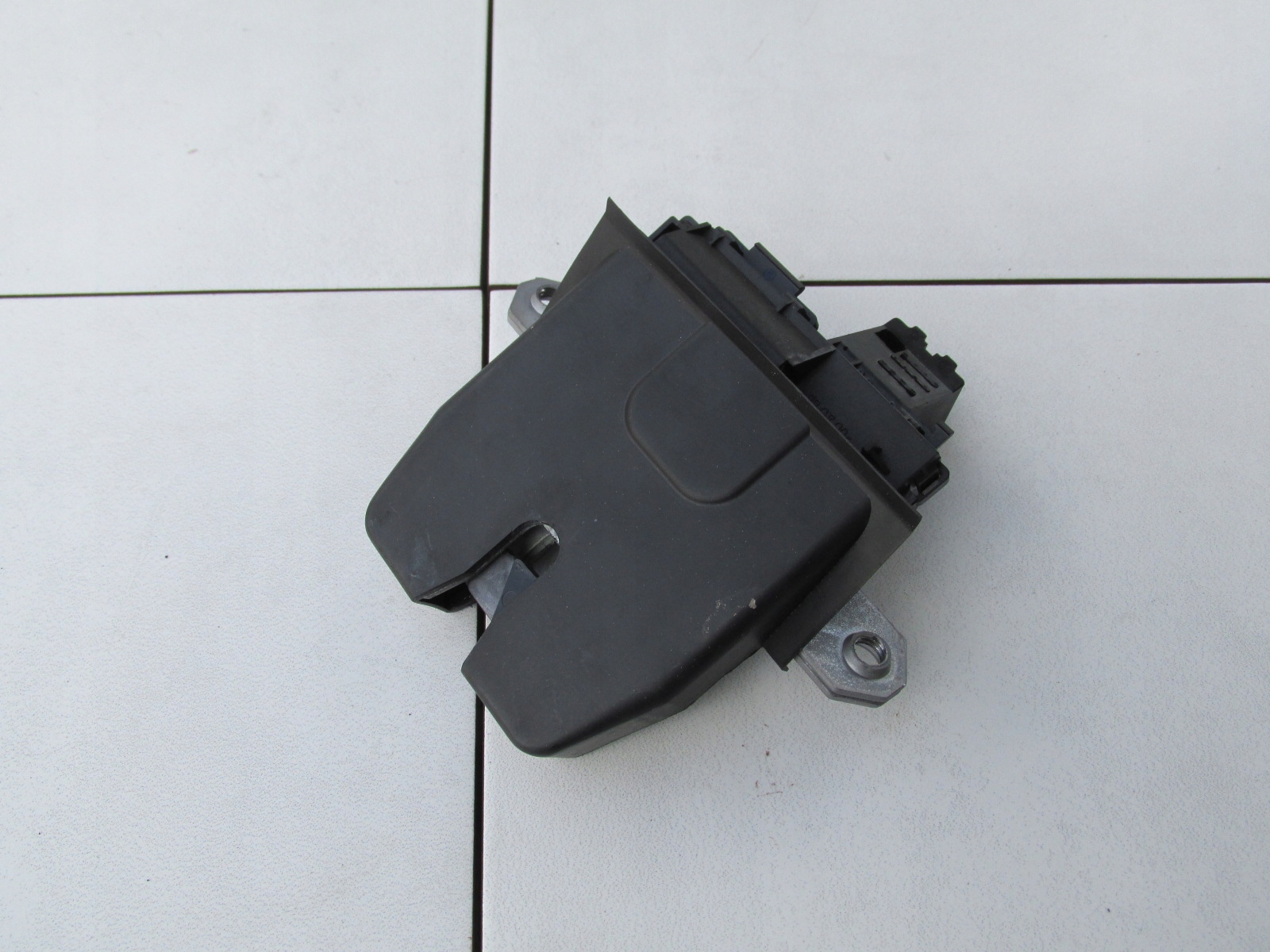 8V41-S442A66-AC - ЗАМОК ЗАКРИЛКА ЗАДНЯ KUGA MK1 2012 РІК