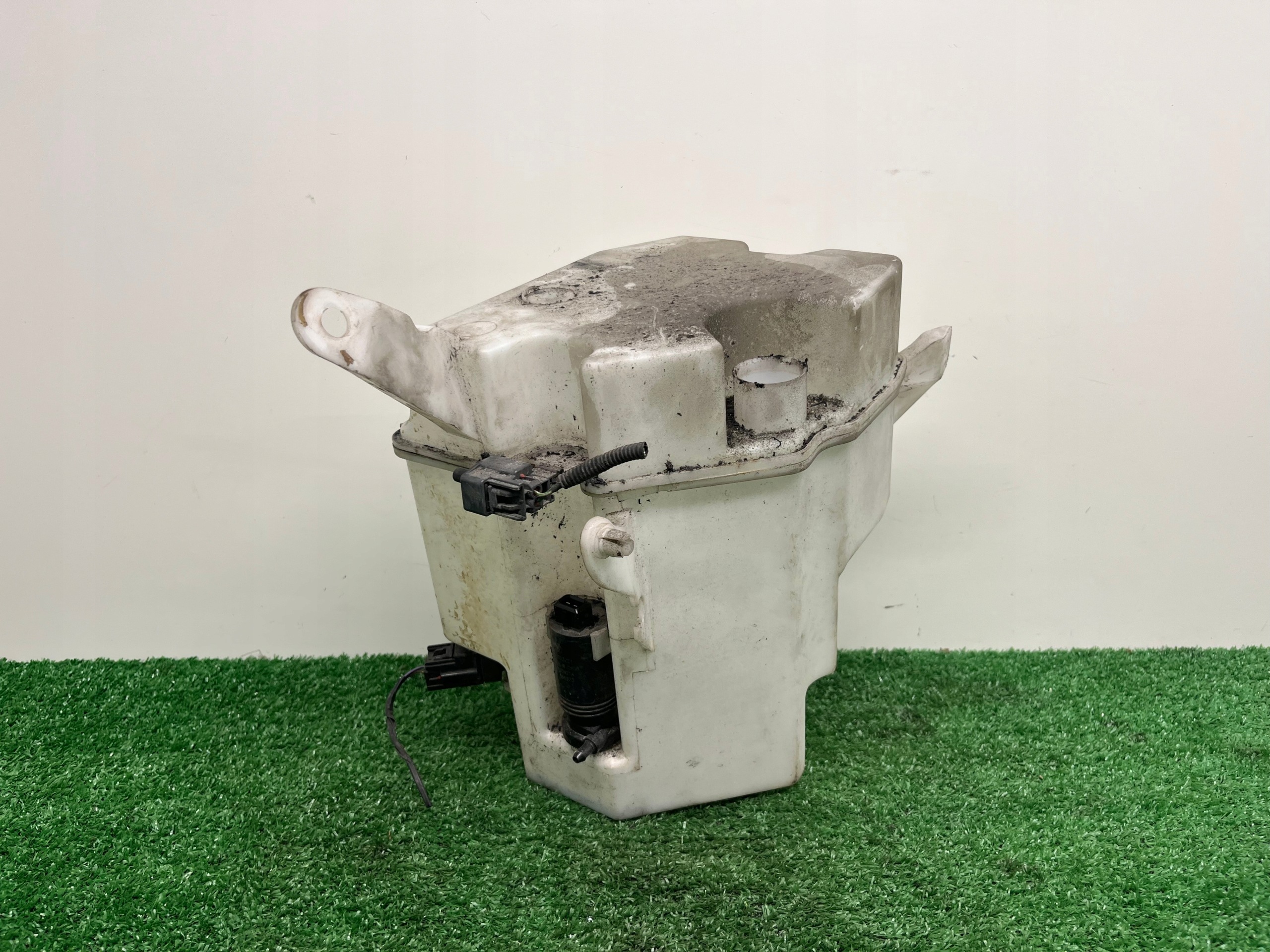 washer fluid tank VOLVO XC70 II 30784233