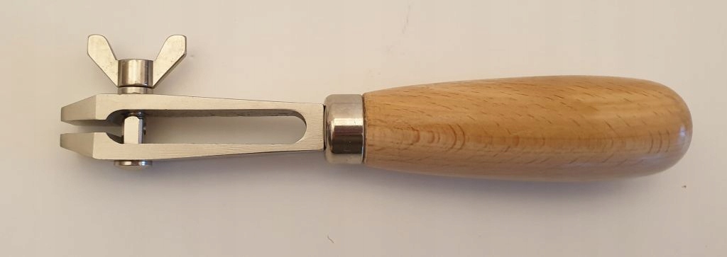 Ruční svěrák s dřevěnou rukojetí