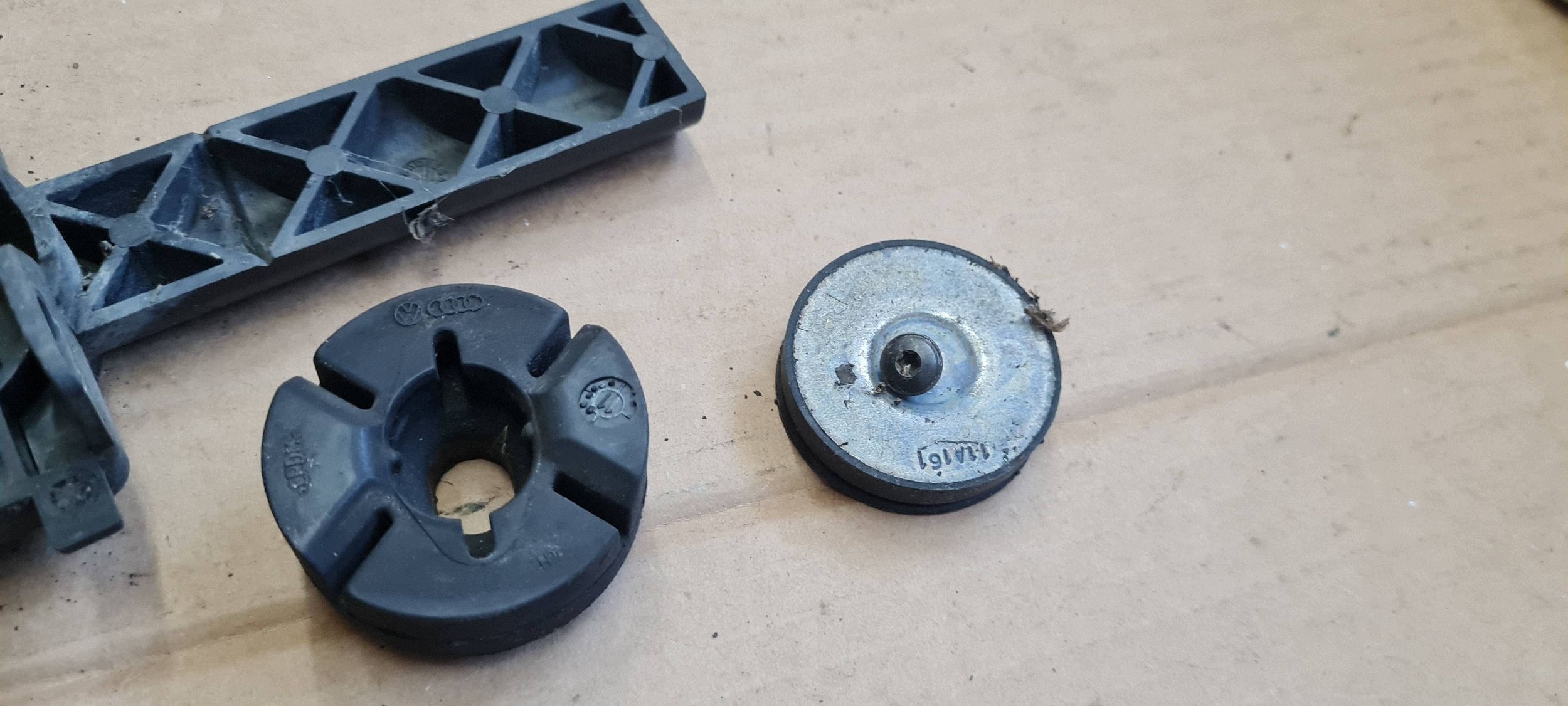A7 4G bracket hook holder radiator 4G0805201 A6 C7 4G