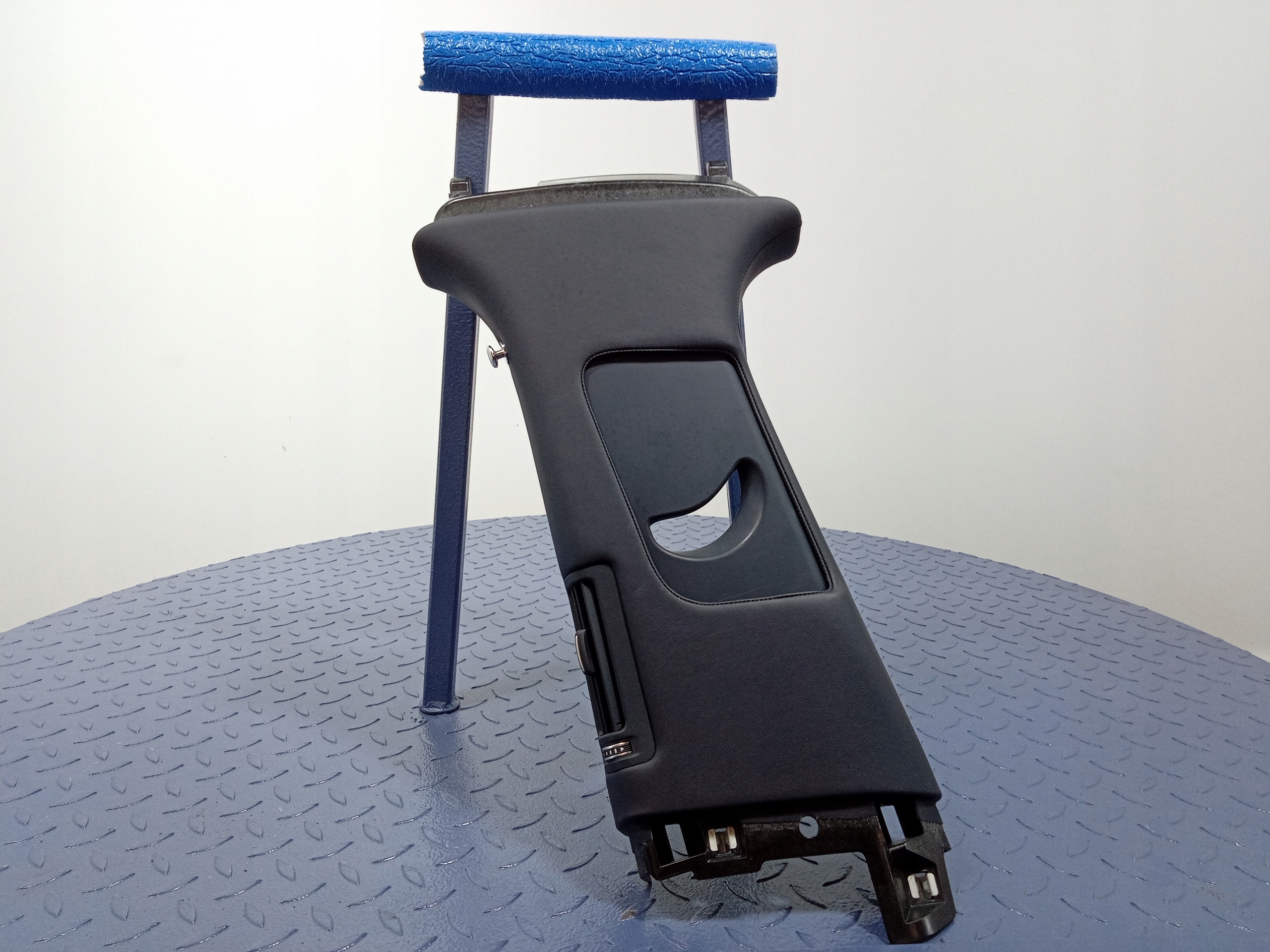 36A867239C - BENTLEY BENTAYGA 36A КРЫШКА СТОЙКИ B ВЕРХНЯЯ ЛЕВАЯ