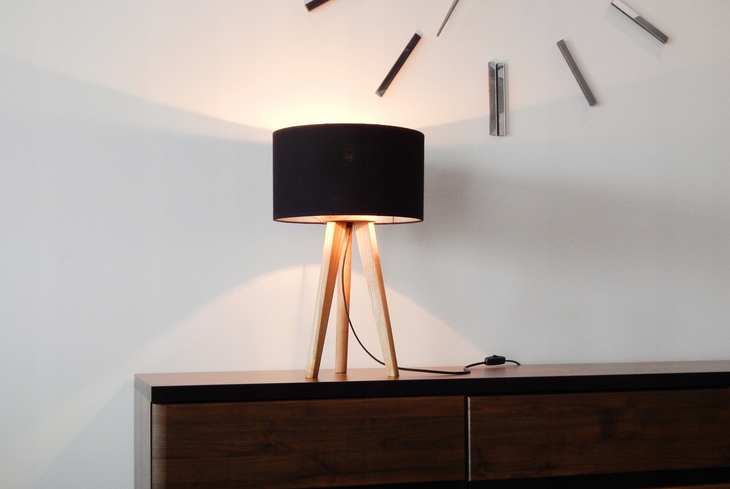 LAMPA NOCNA, STOJĄCA, STOŁOWA ,TRÓJNÓG,LED DĄB+ZŁO Zasilanie sieciowe