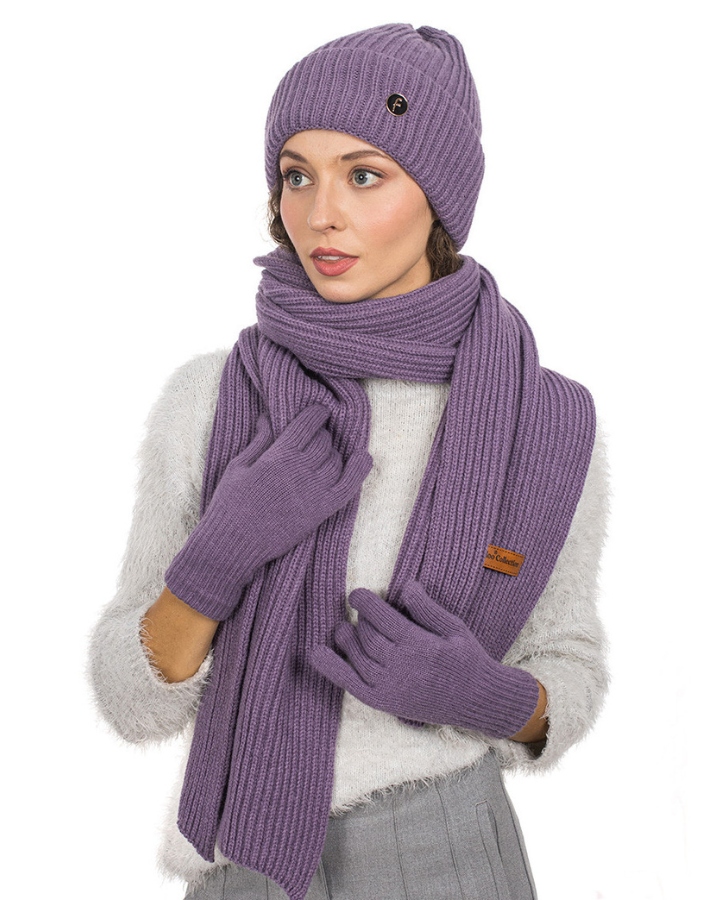 Dámská zimní souprava: čepice, dlouhá šála a rukavice polský