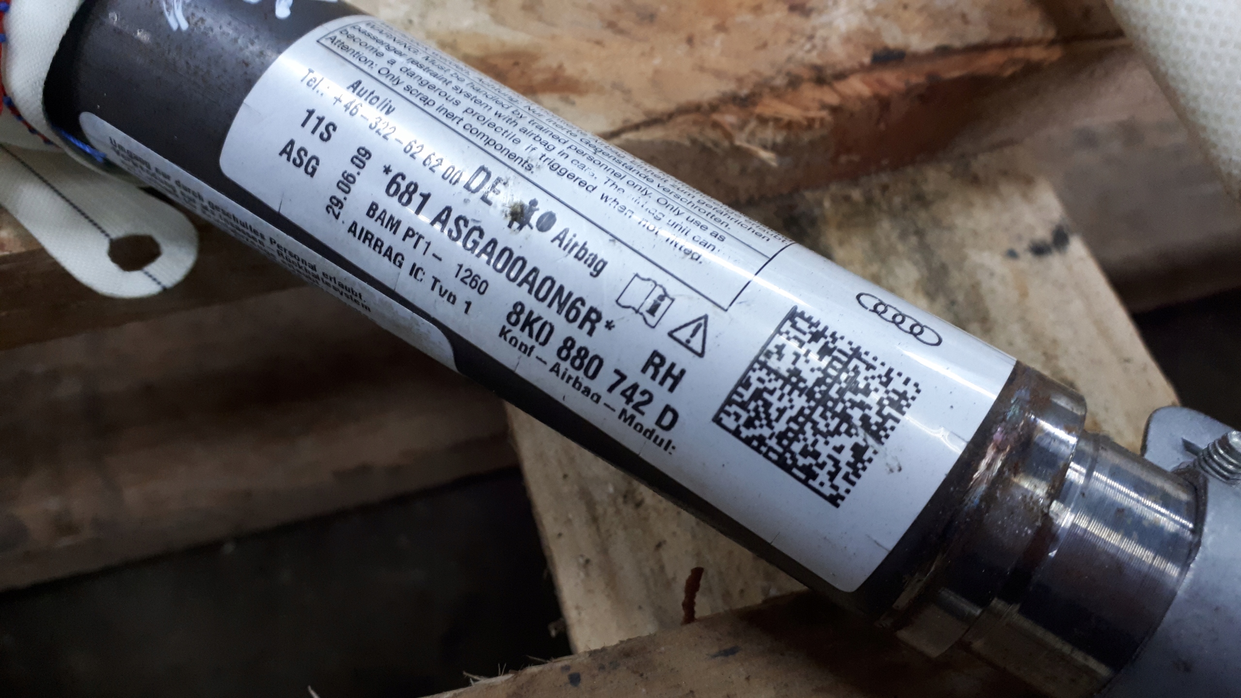 пиропатрон правая Audi A4 B8 8K0880742D оригинал