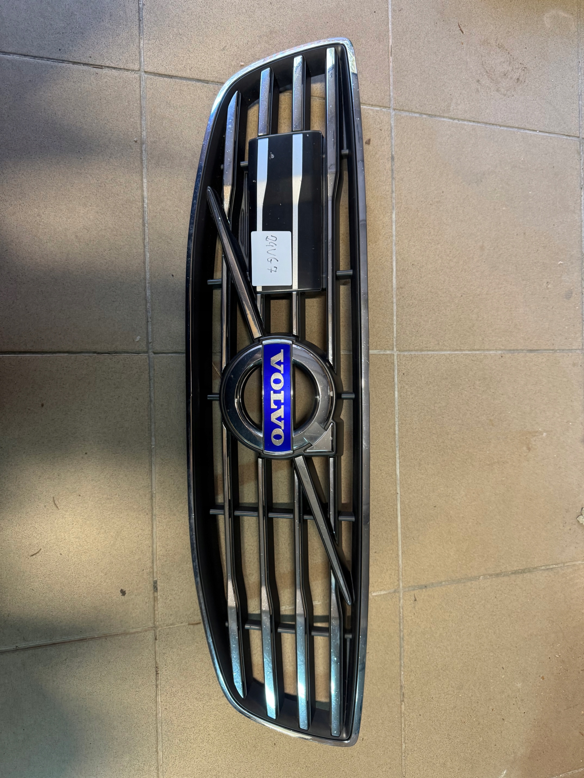 volvo C30 07-10 решетка радиатора оригинал