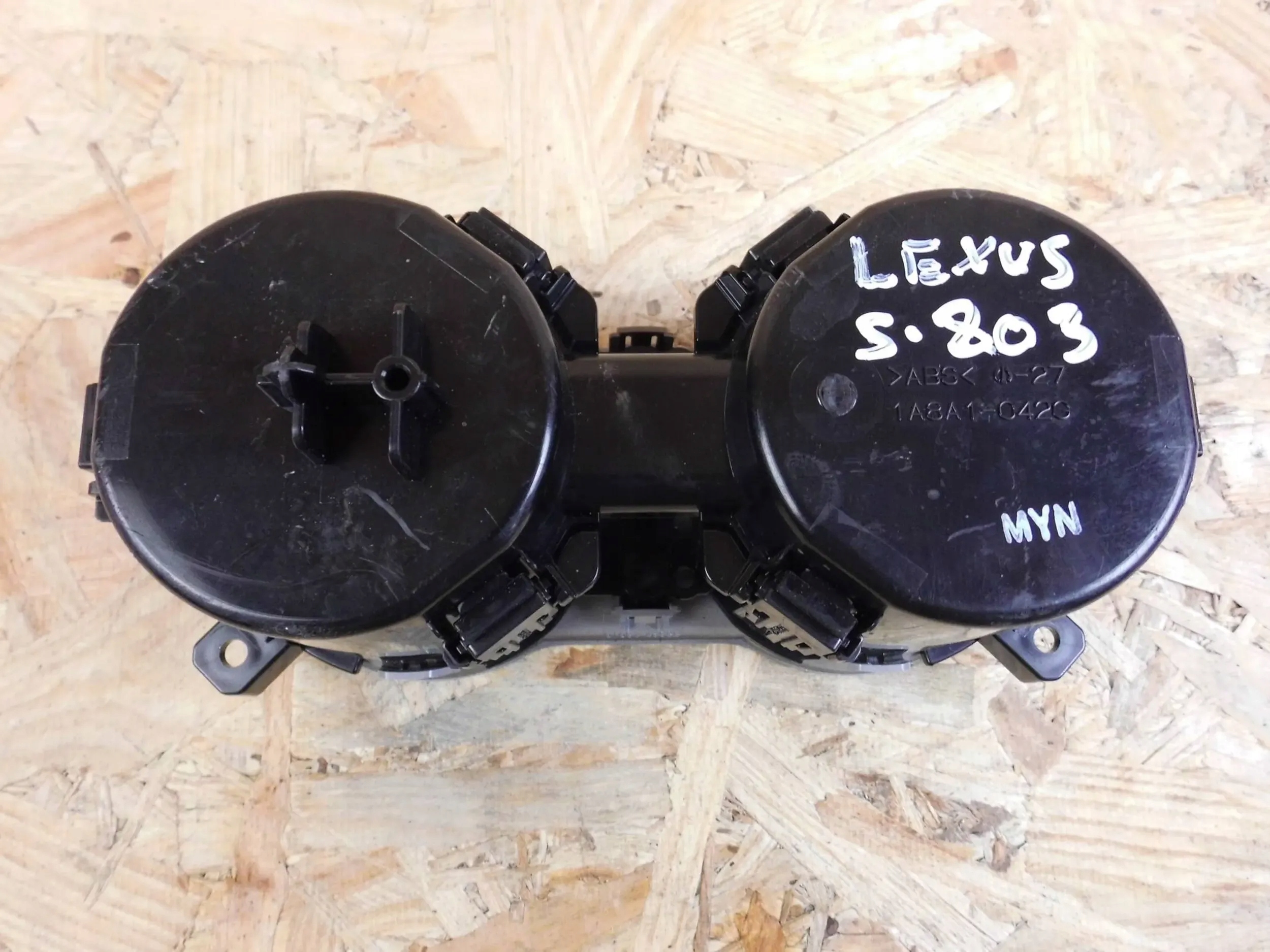 Lexus NX300H stojak bracket for kubek tunnel middle