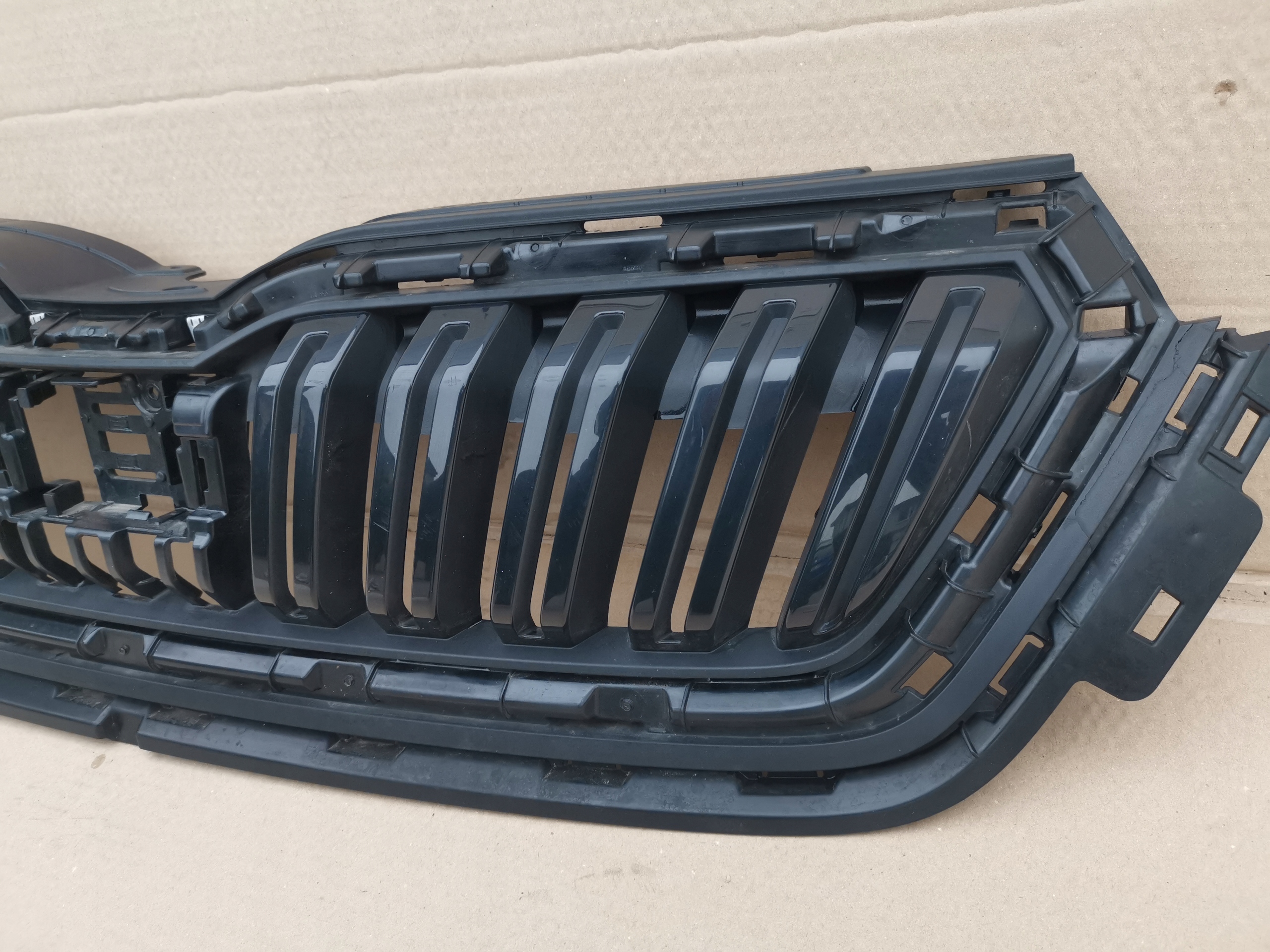 решетка радиатора SKODA KAMIQ 658853653A