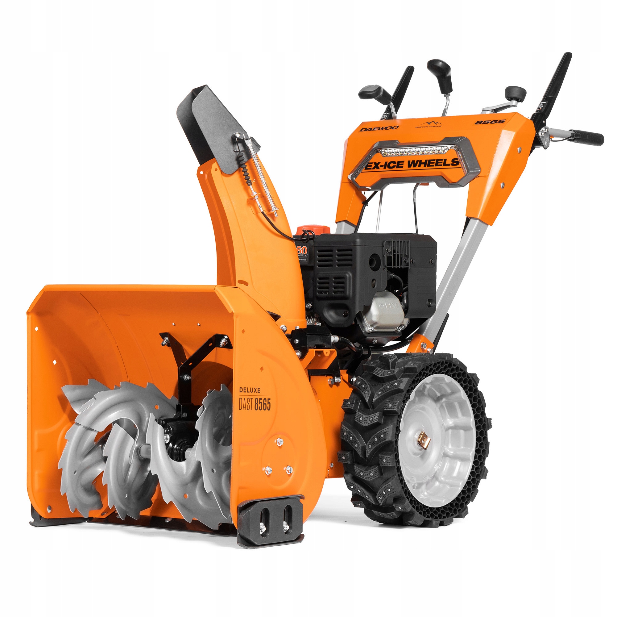 Odśnieżarka spalinowa Daewoo Dast 8565 na tle terenu