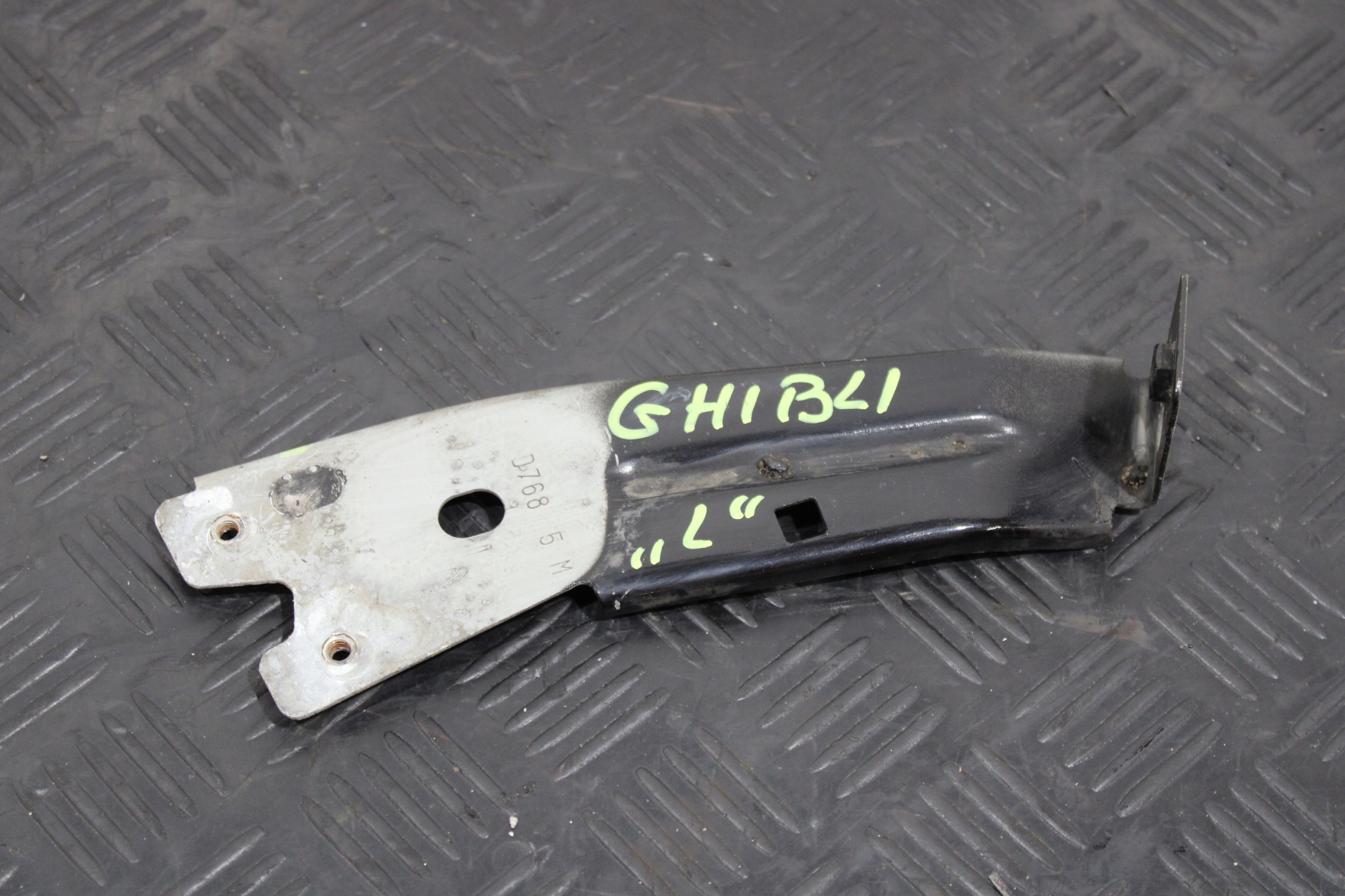 Support plaque Aile Gauche Avant Console MASERATI GHIBLI M157