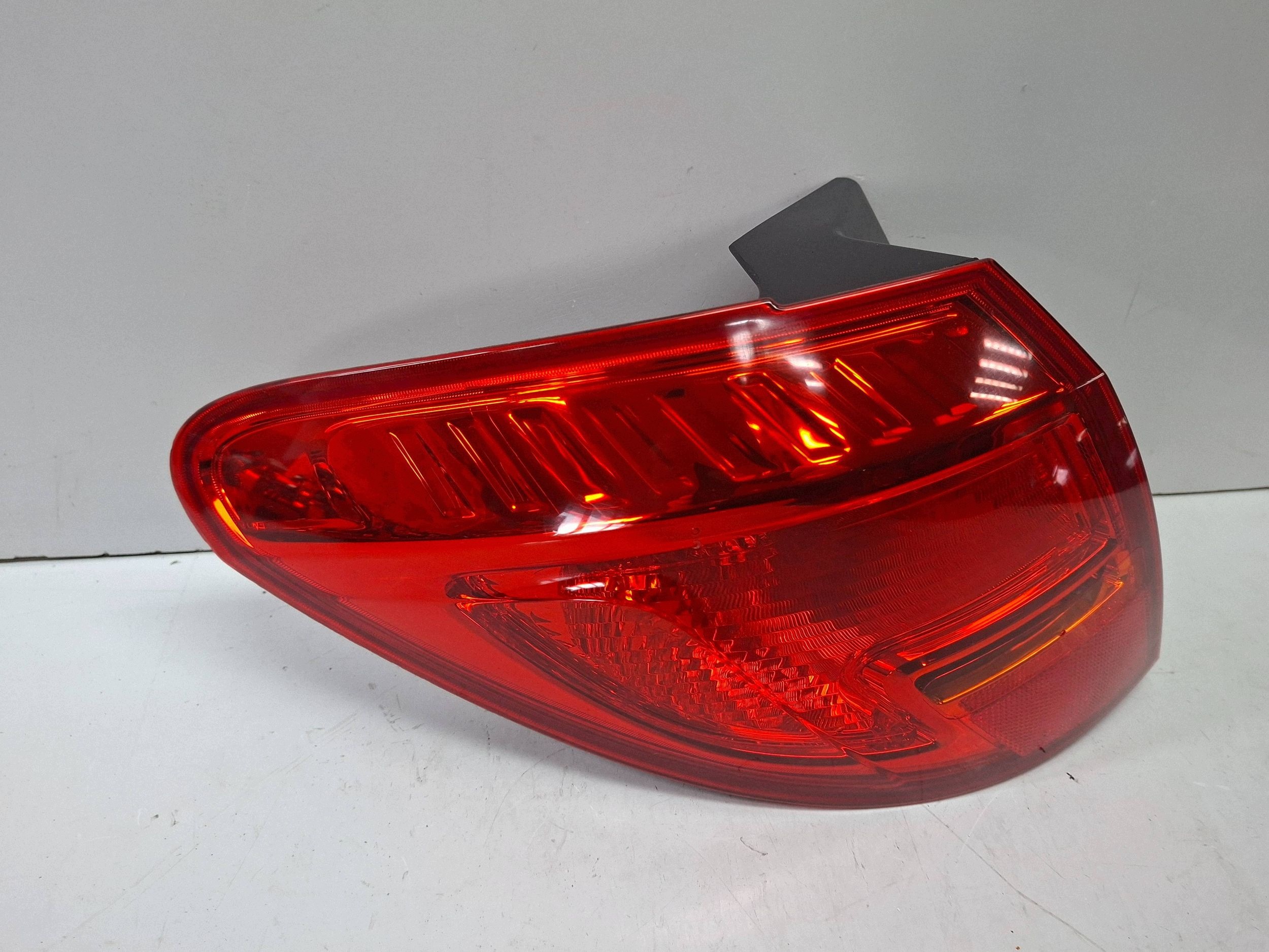 feu arrière gauche 21639009 OPEL MERIVA B 2010