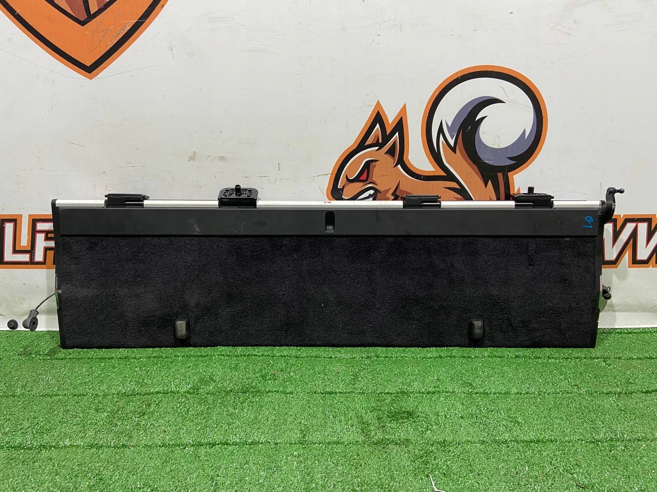 LR082328 - Багажная полка LAND ROVER L462 HY32-45890-AA8PVJ