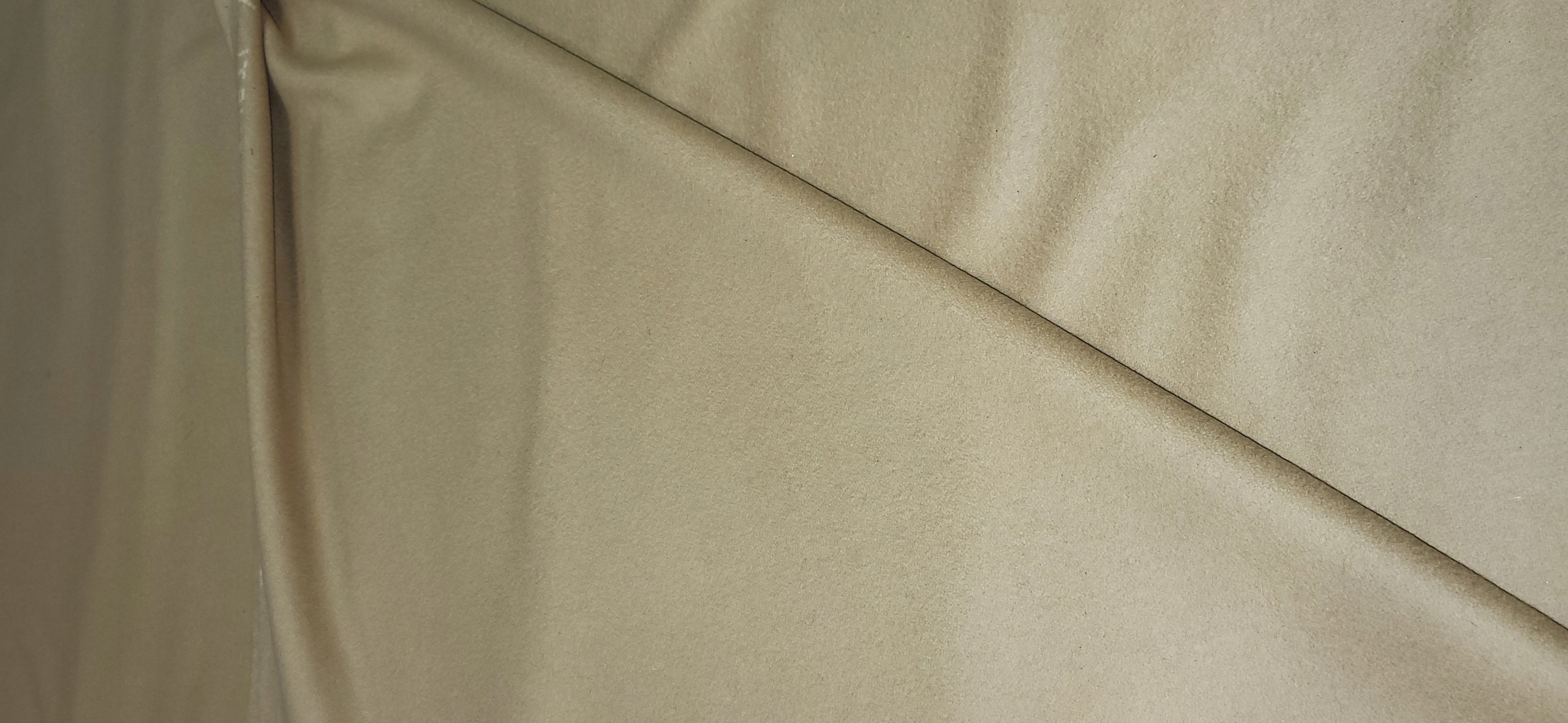 italská plášťová vlna s kašmírem v camel barvě