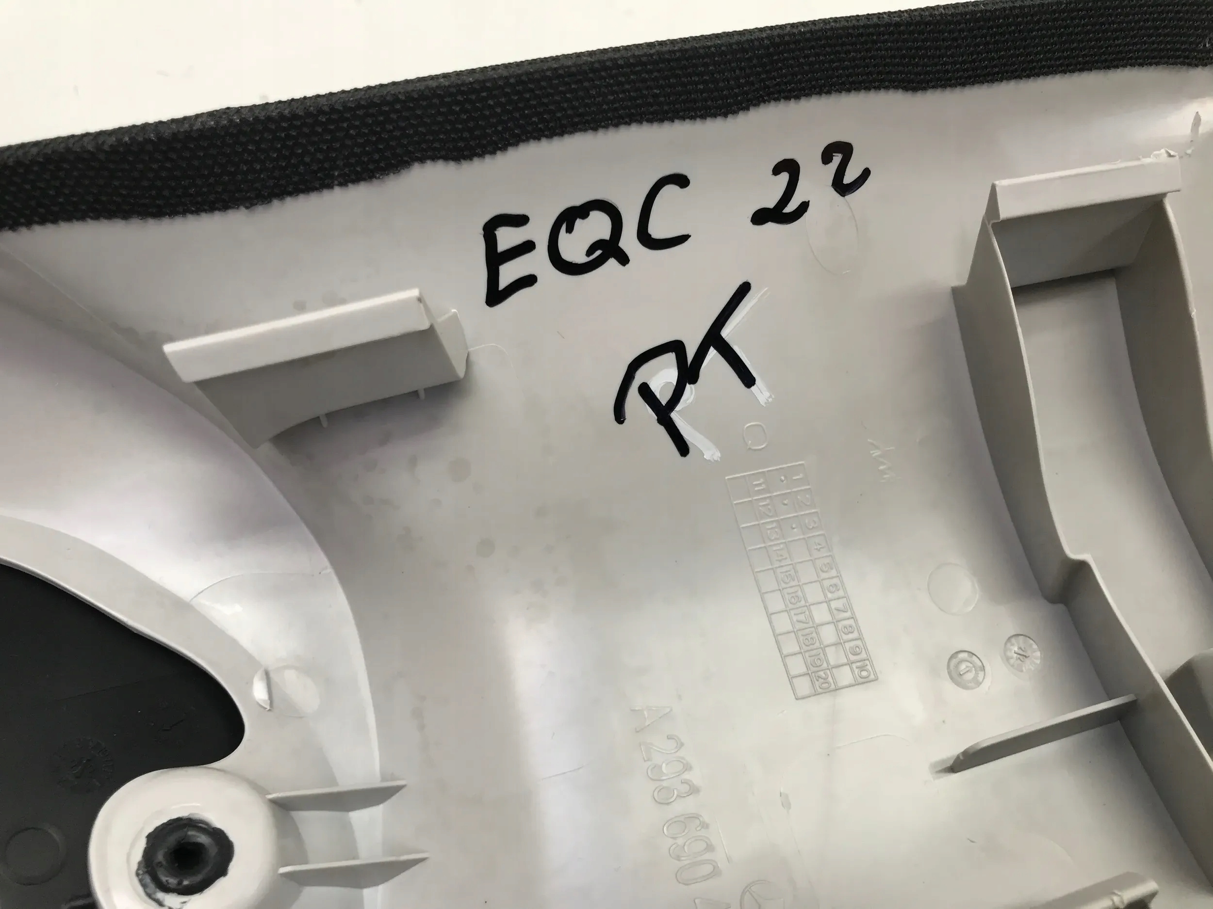 MERCEDES EQC N293 W293 2023 OSŁONA POSZYCIE SŁUPKA D PRAWY TYŁ A2936904400 Producent części Mercedes-Benz OE