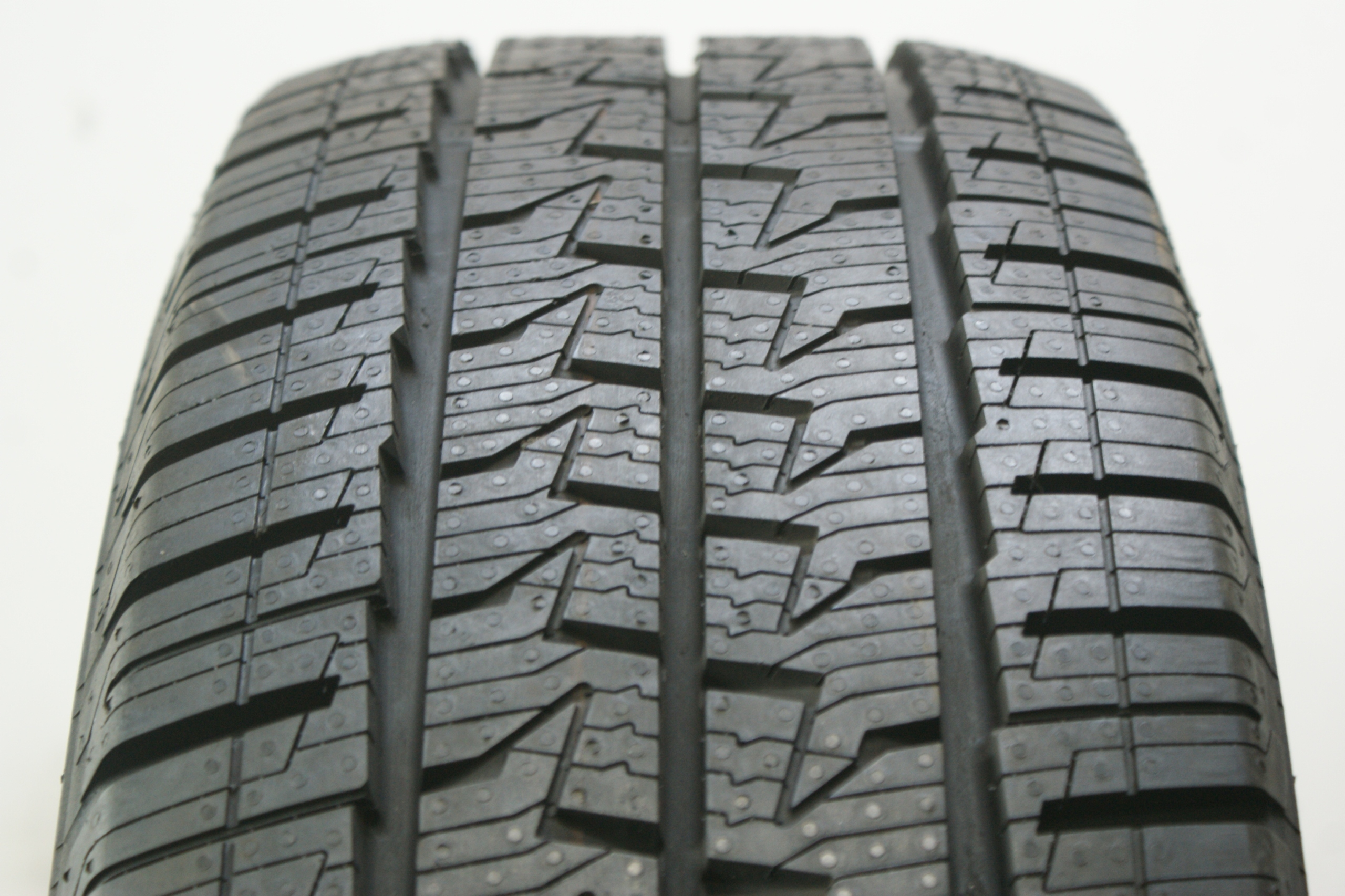 215 / 60R17C CONTINENTAL VANCONTACT 4SEASON, 9 мм