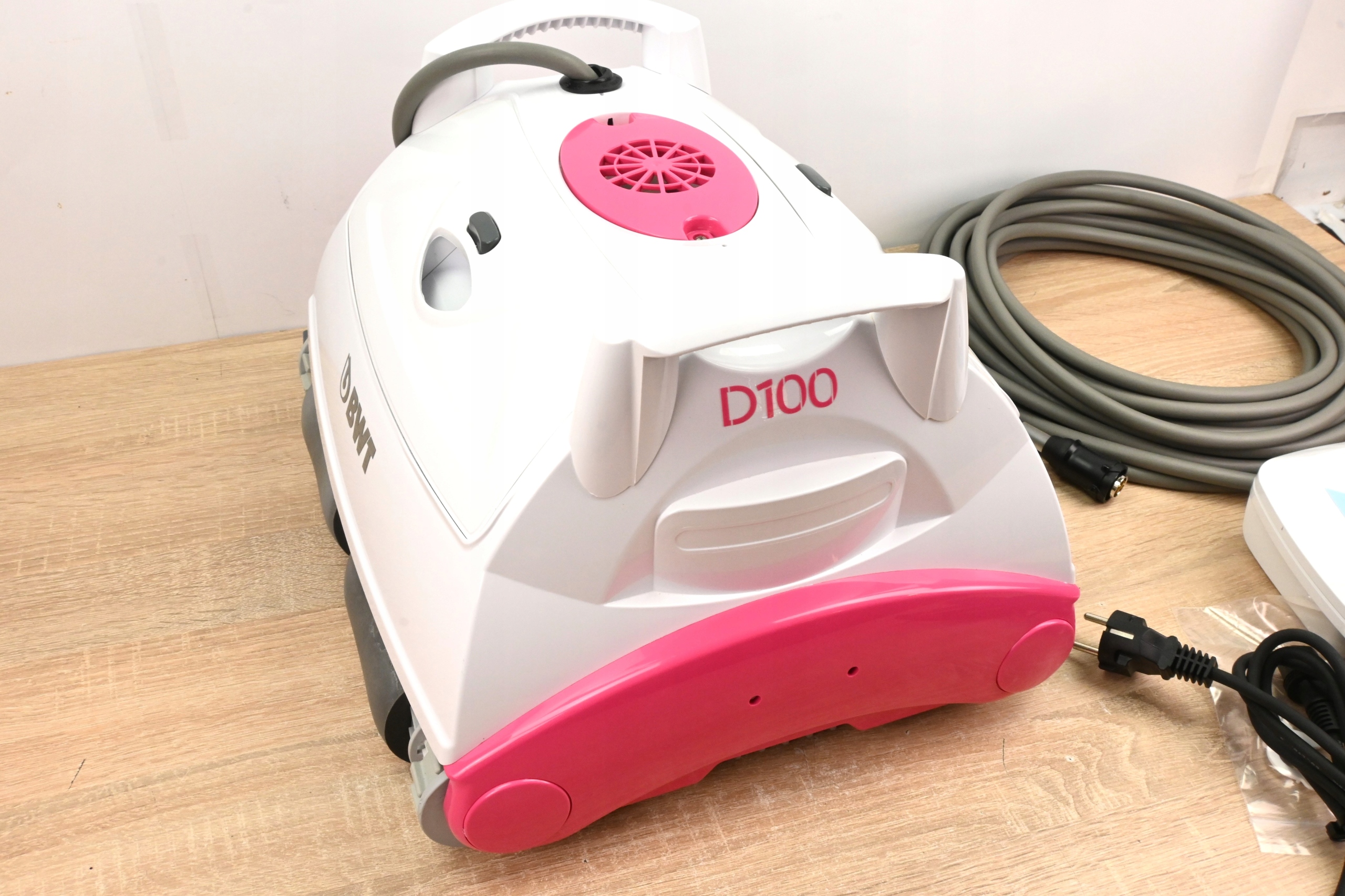 BWT D100 PLUS AUTOMATYCZNY ODKURZACZ BASENOWY ROBOT CZYSZCZĄCY Model D100 Plus