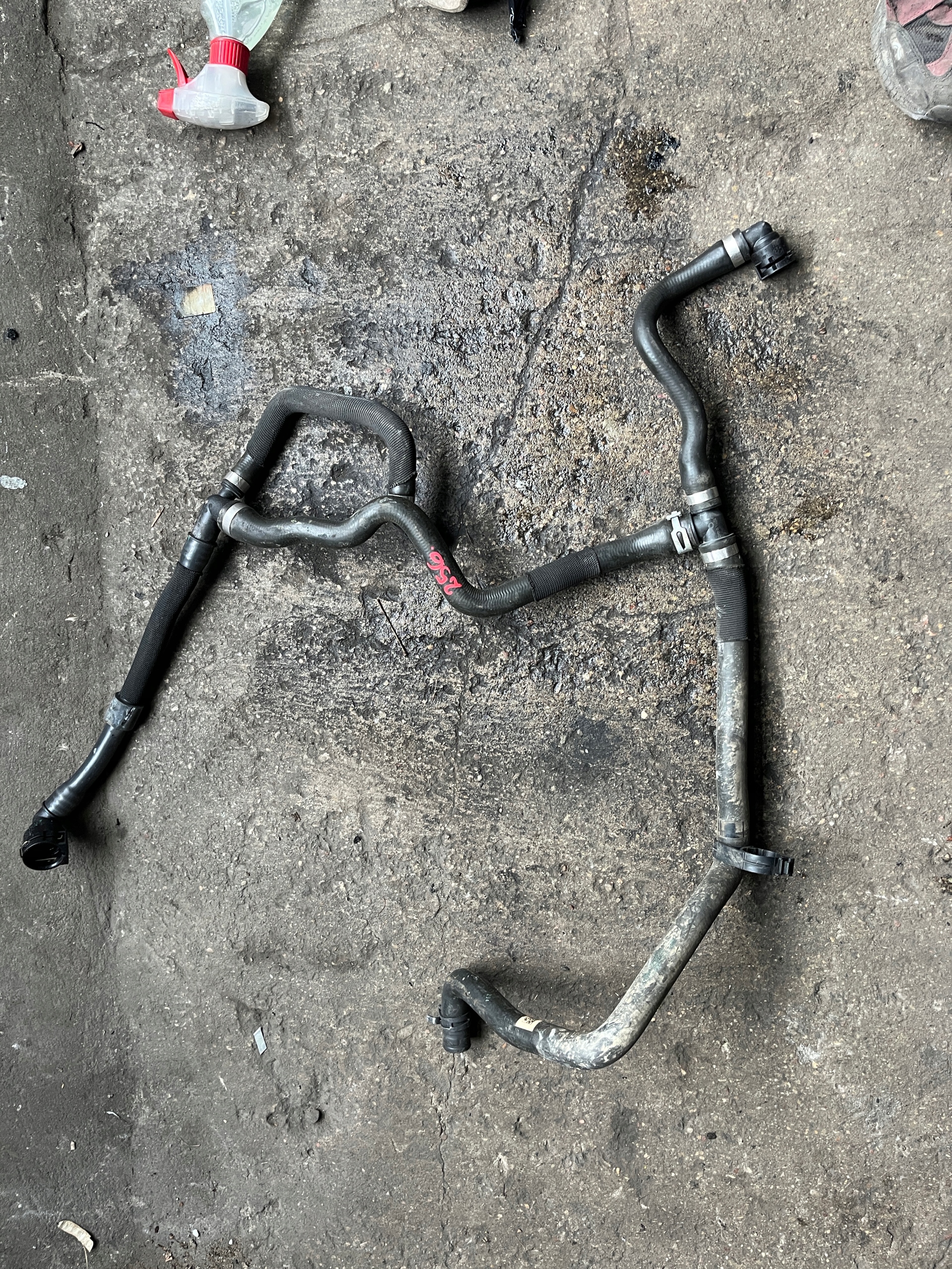 256 BMW F45 F46 F48 F39 X1 X2 шланг патрубок труба воды 9250564 8593801