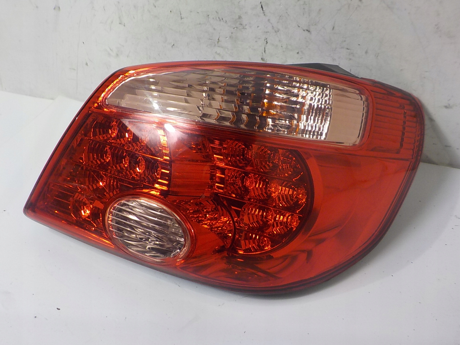 MITSUBISHI OUTLANDER and light right rear part rear LED