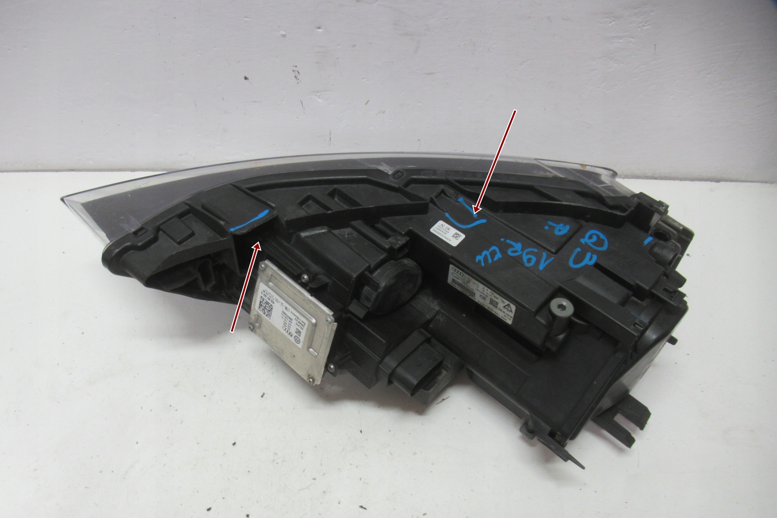 AUDI Q3 11R light right front XENON EU 8U0941044
