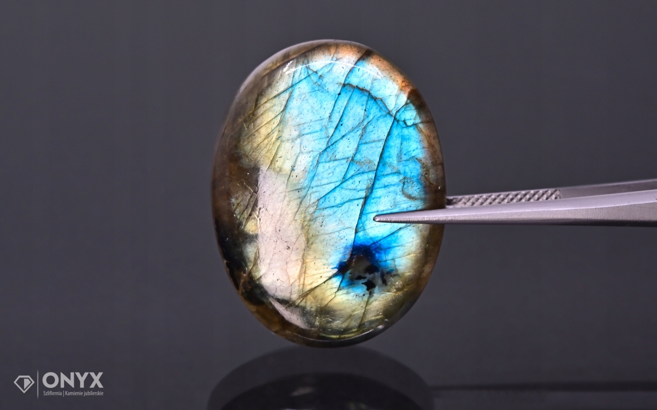 Labradorit kabošon ovál 30,5x23 mm