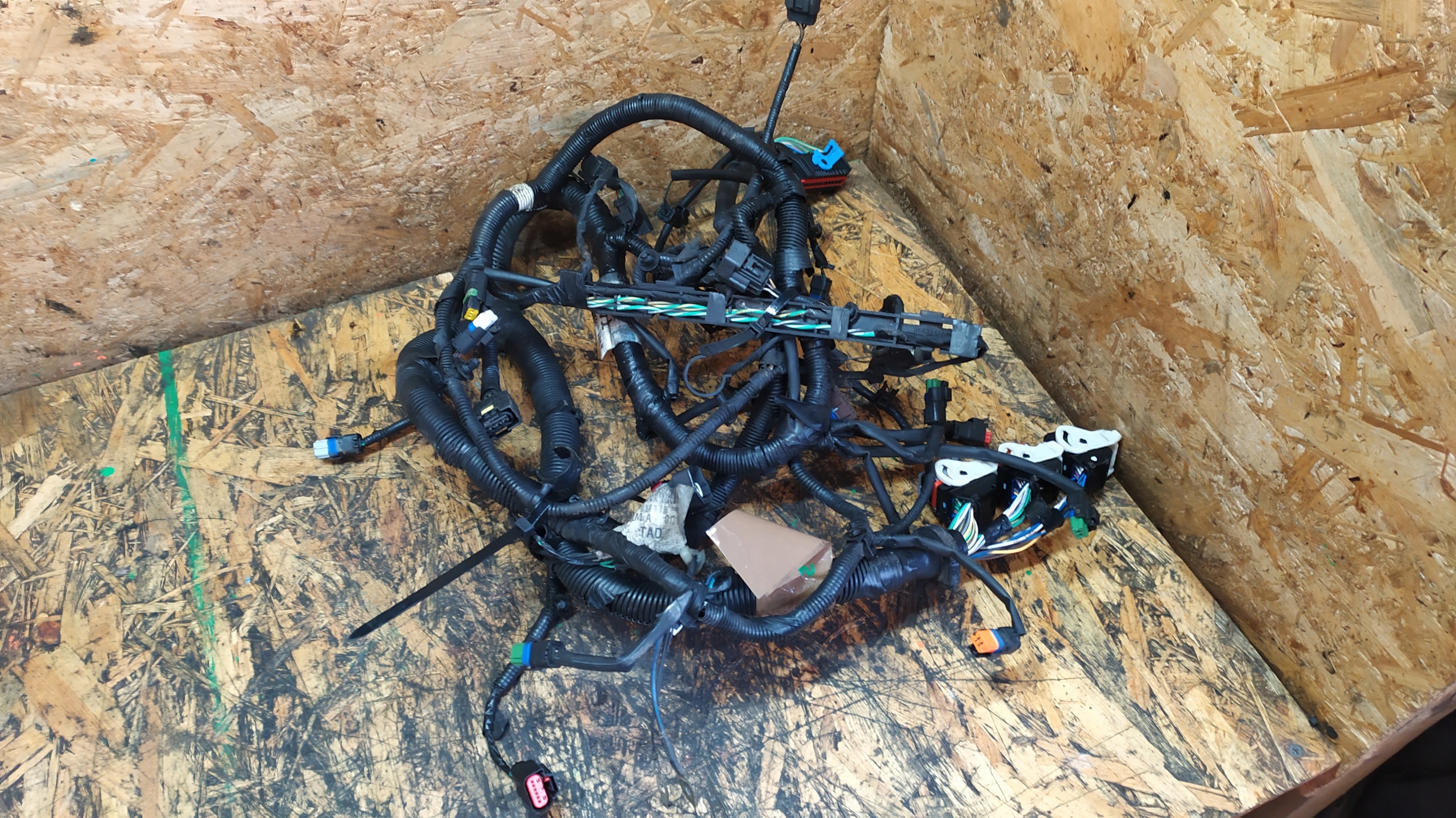 8V4T-12A690-TAC - FORD KUGA MK1 2.0 TDCI ДЖГУТ ПРОВОДІВ ДВИГУНА