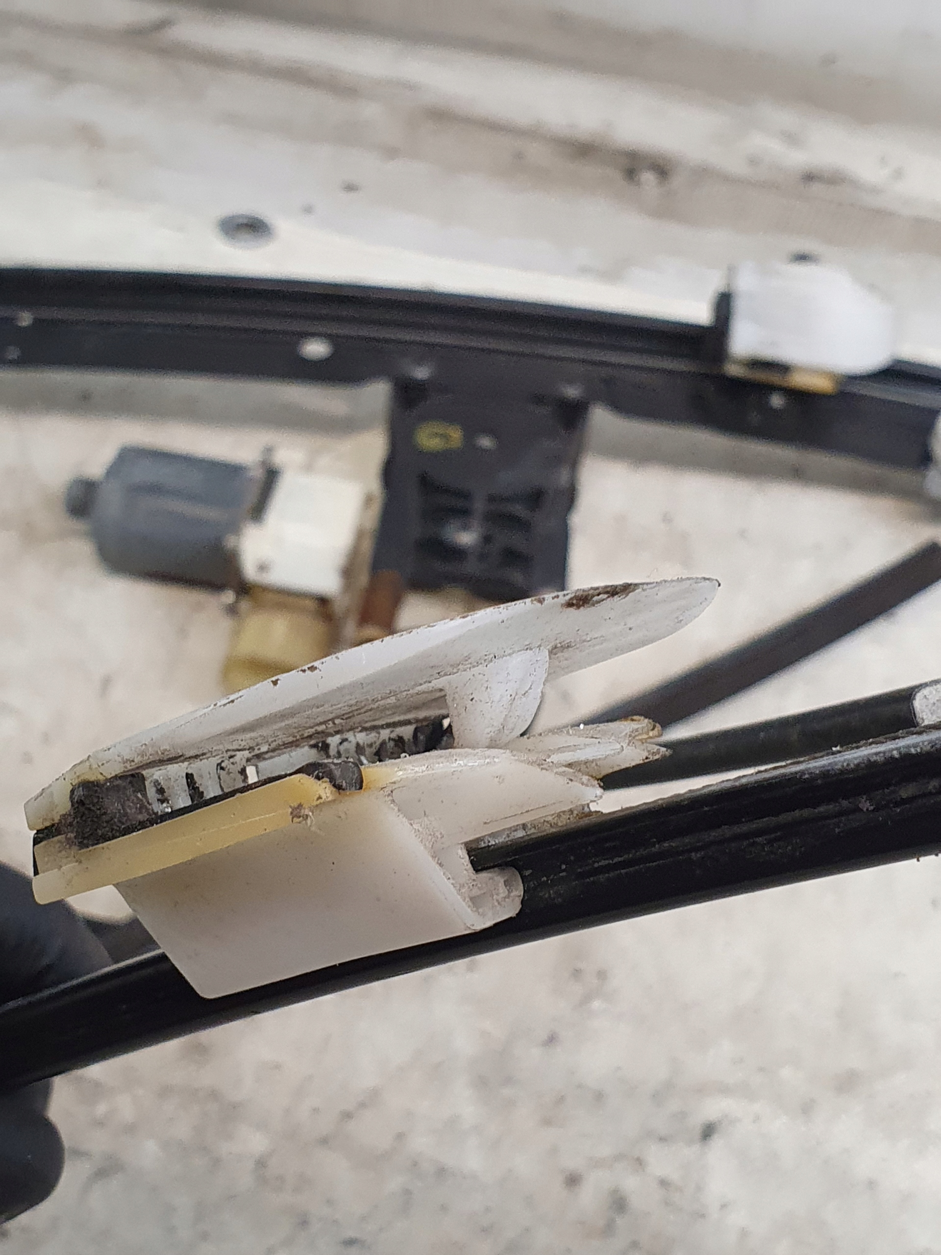 window regulator left front OE 6M21-14A389-B FORD MONDEO MK4