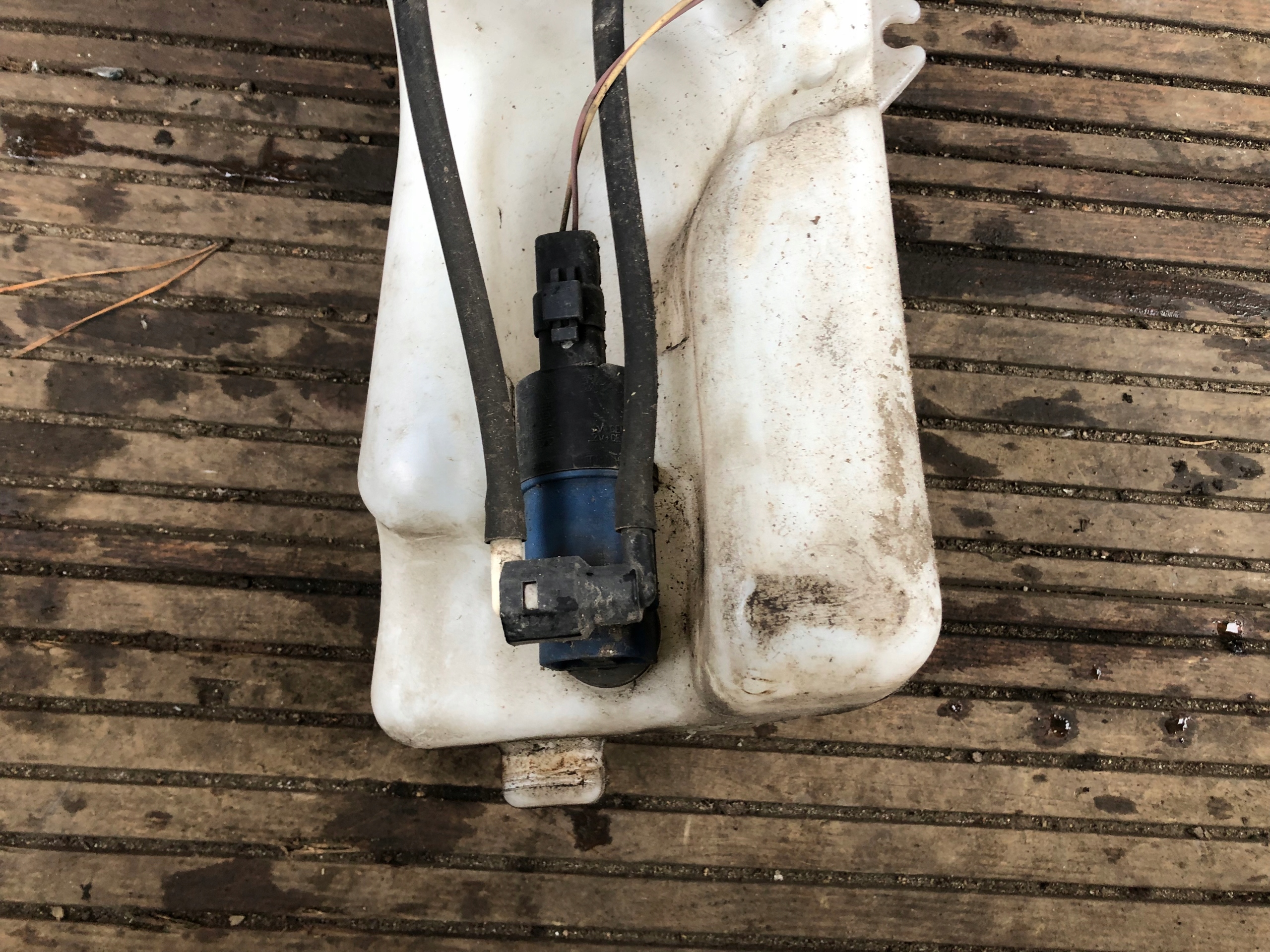 washer fluid tank RENAULT CLIO III 7701058023