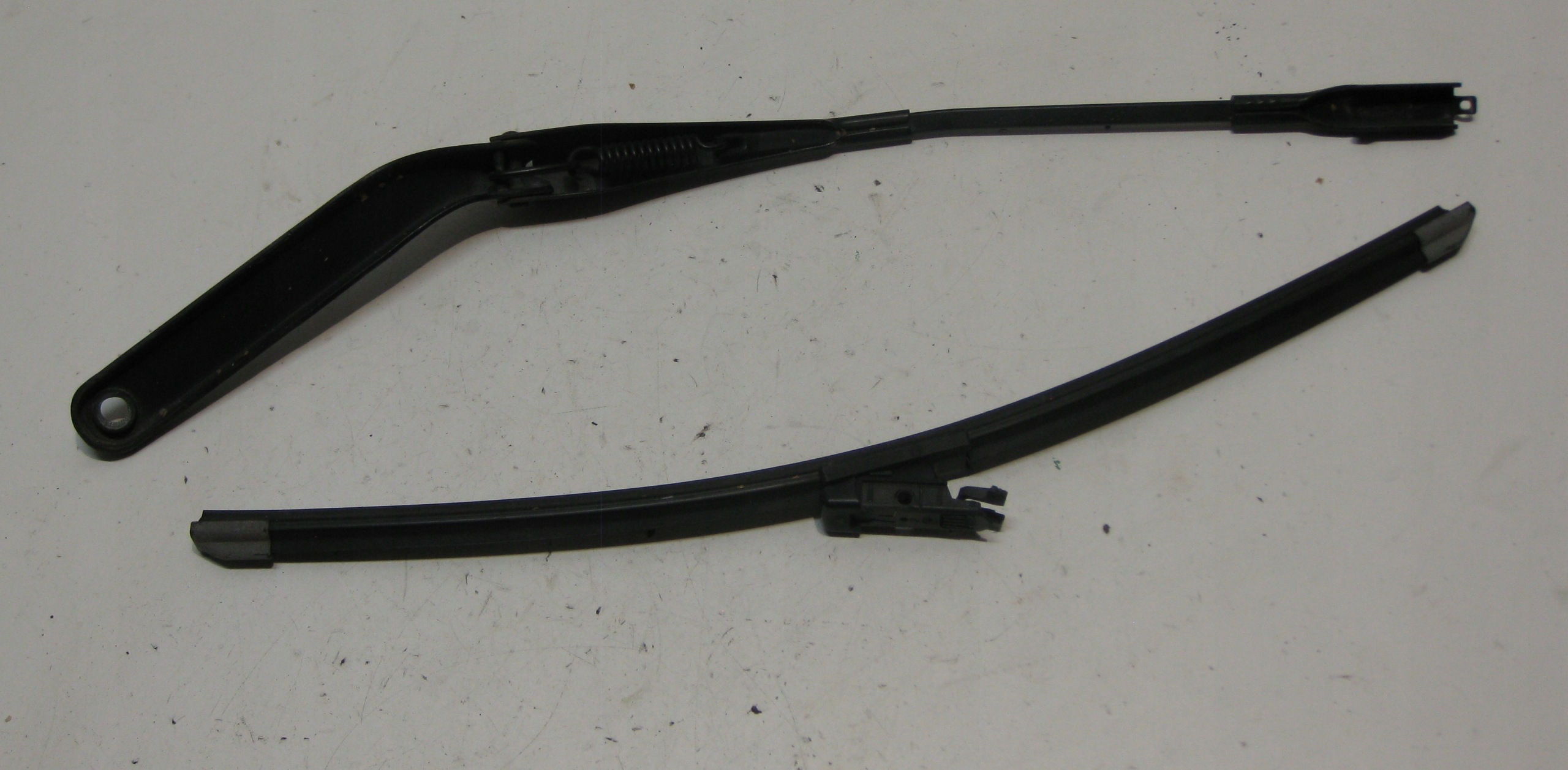 BMW E87 5D 07R wiper arm left front 7169971
