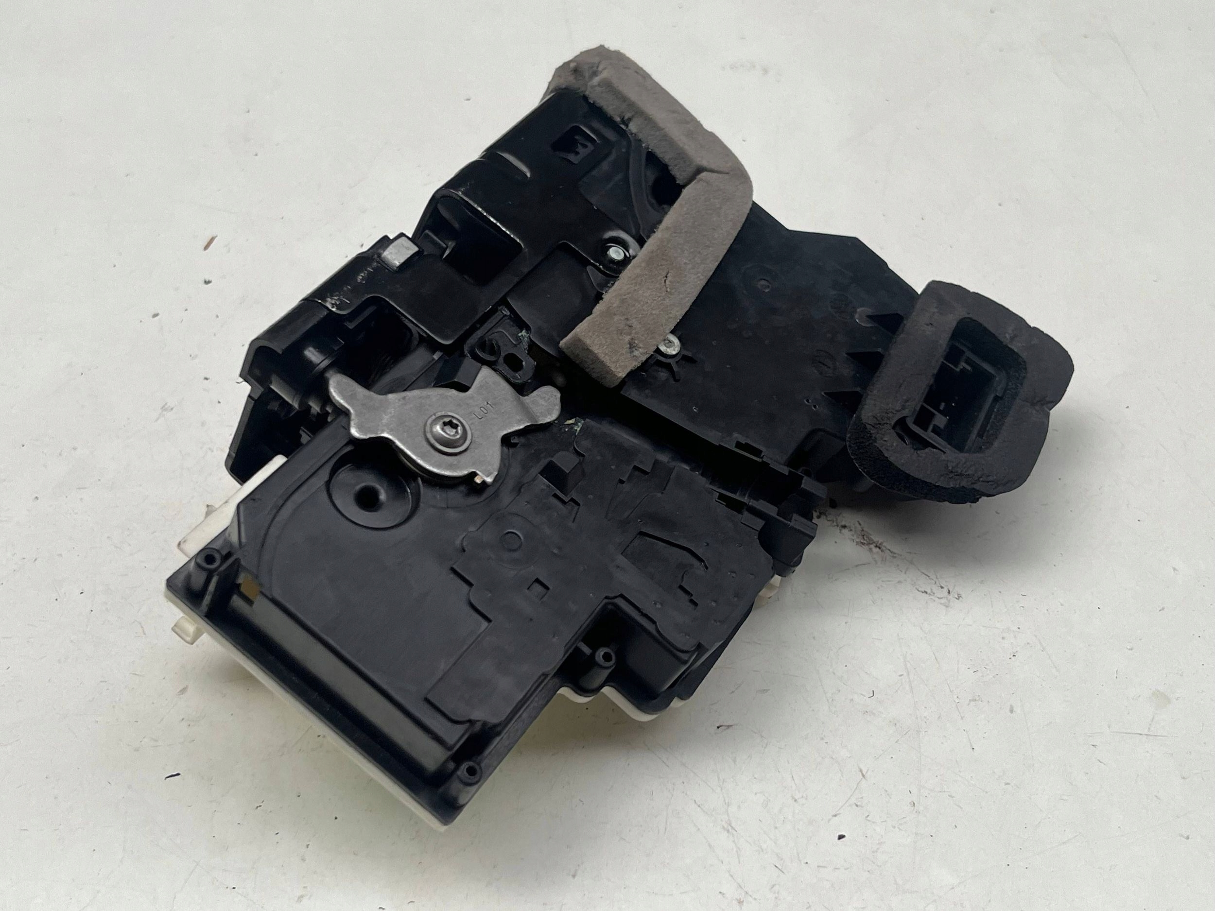 AUDI A6 A7 Q8 lock door left rear part 4K0839015Q @M
