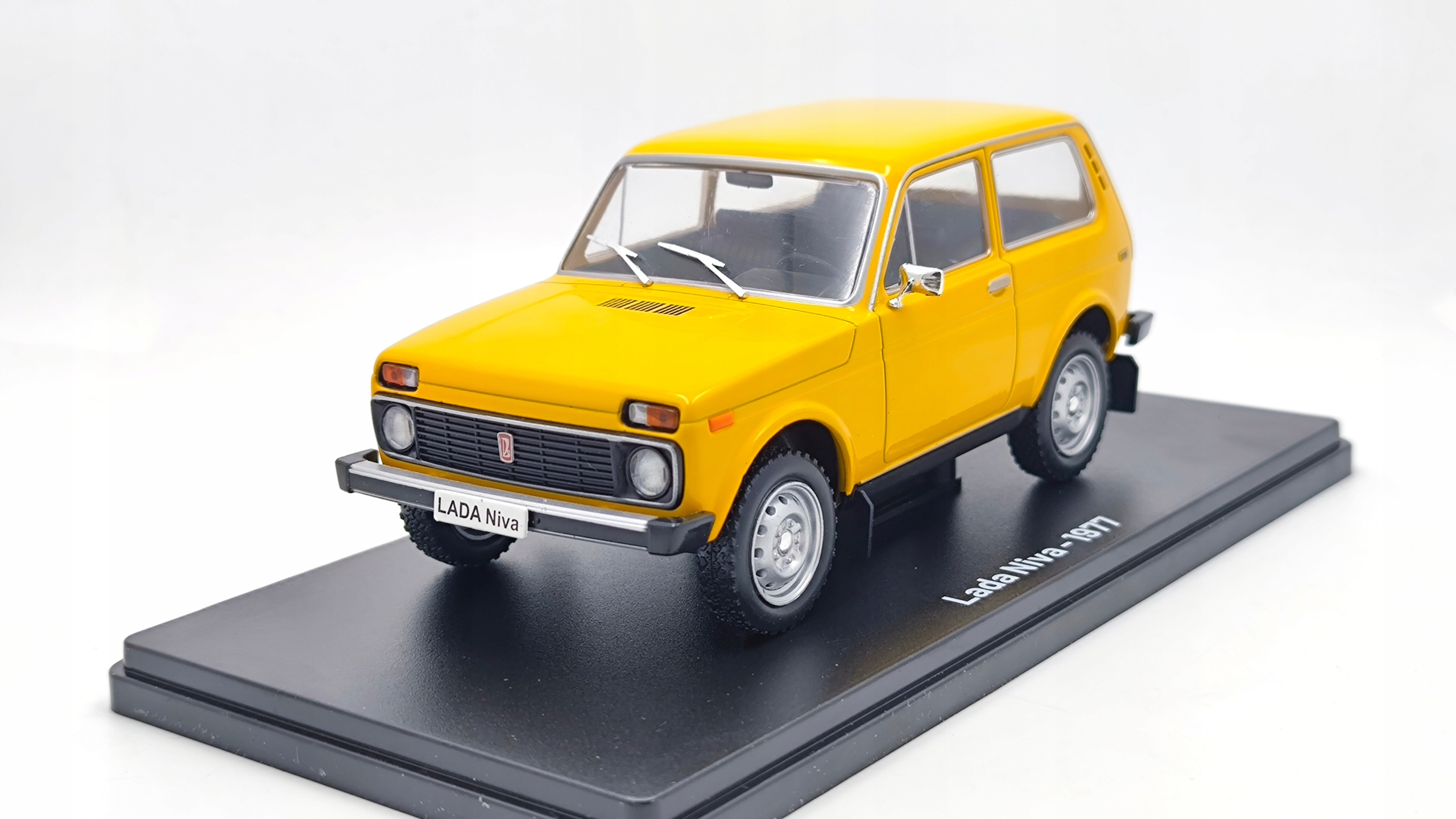 Auta PRL-u- Lada Niwa Waz 2121 1977 Hachette 1:24