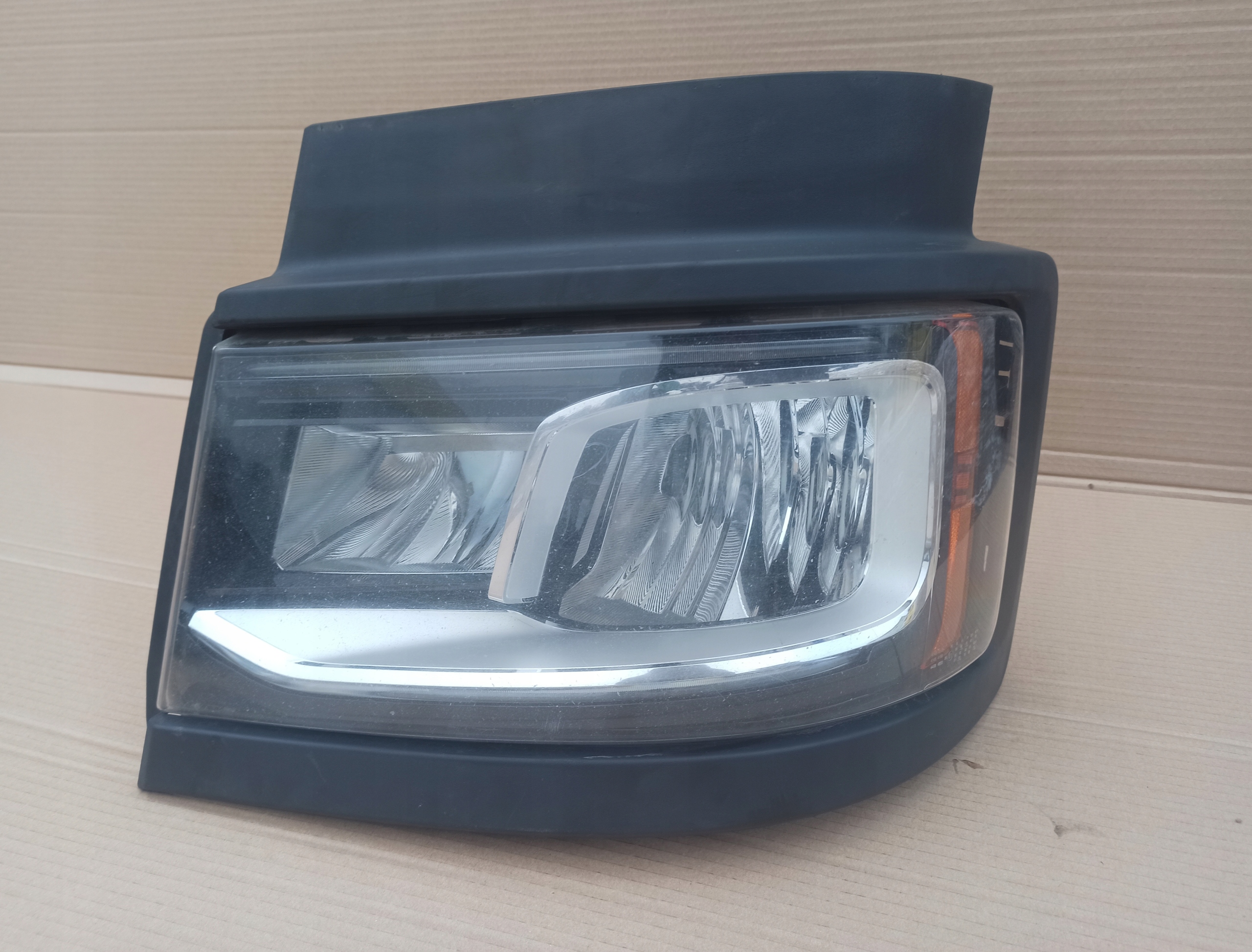 SCANIA R S REFLEKTOR LED LEWY LAMPA LEWA 2655848 Strona zabudowy lewe + prawe
