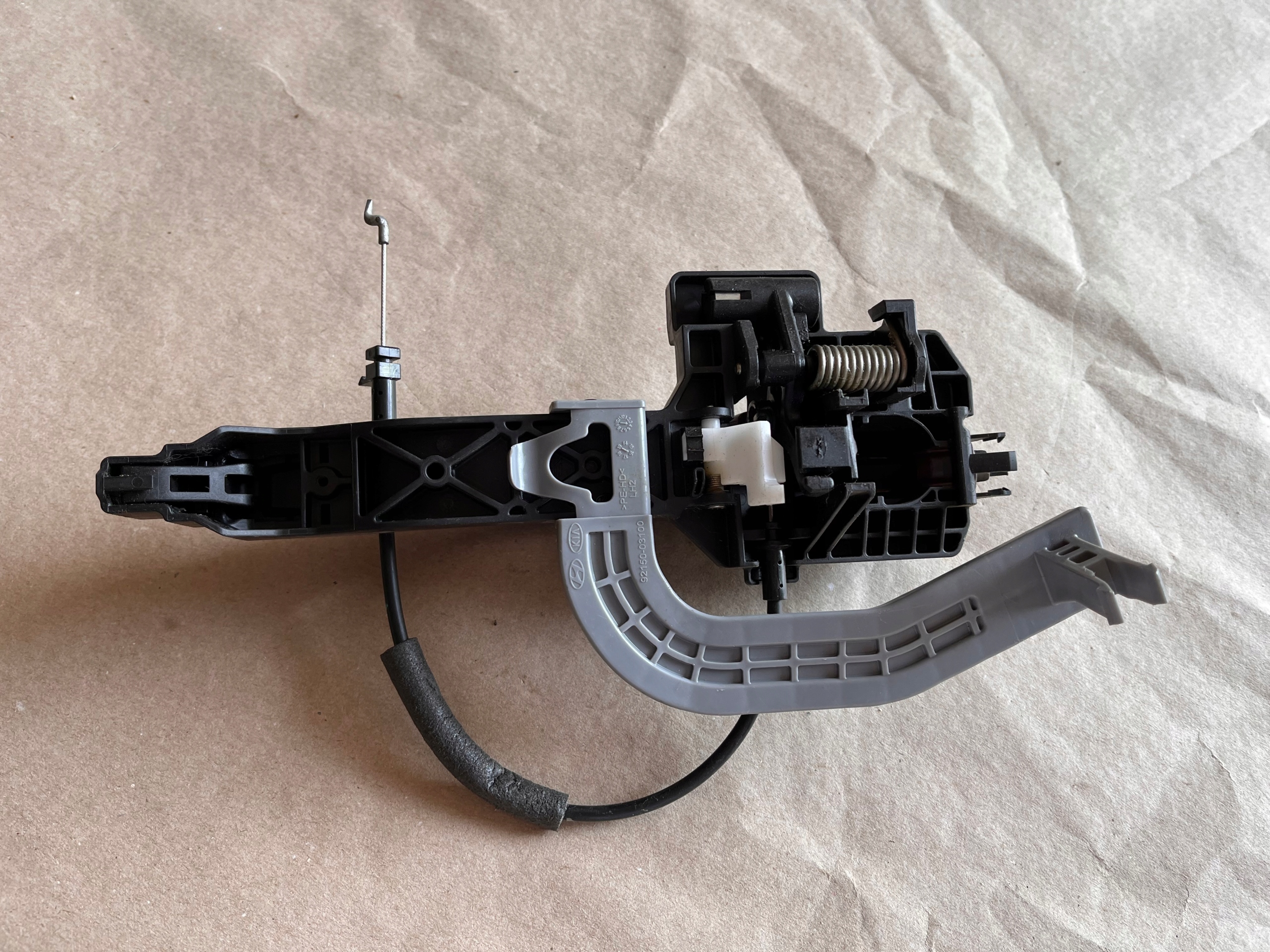 HYUNDAI TUCSON III KLAMKA DRZWI LEWY TYL Part number 92150 03100