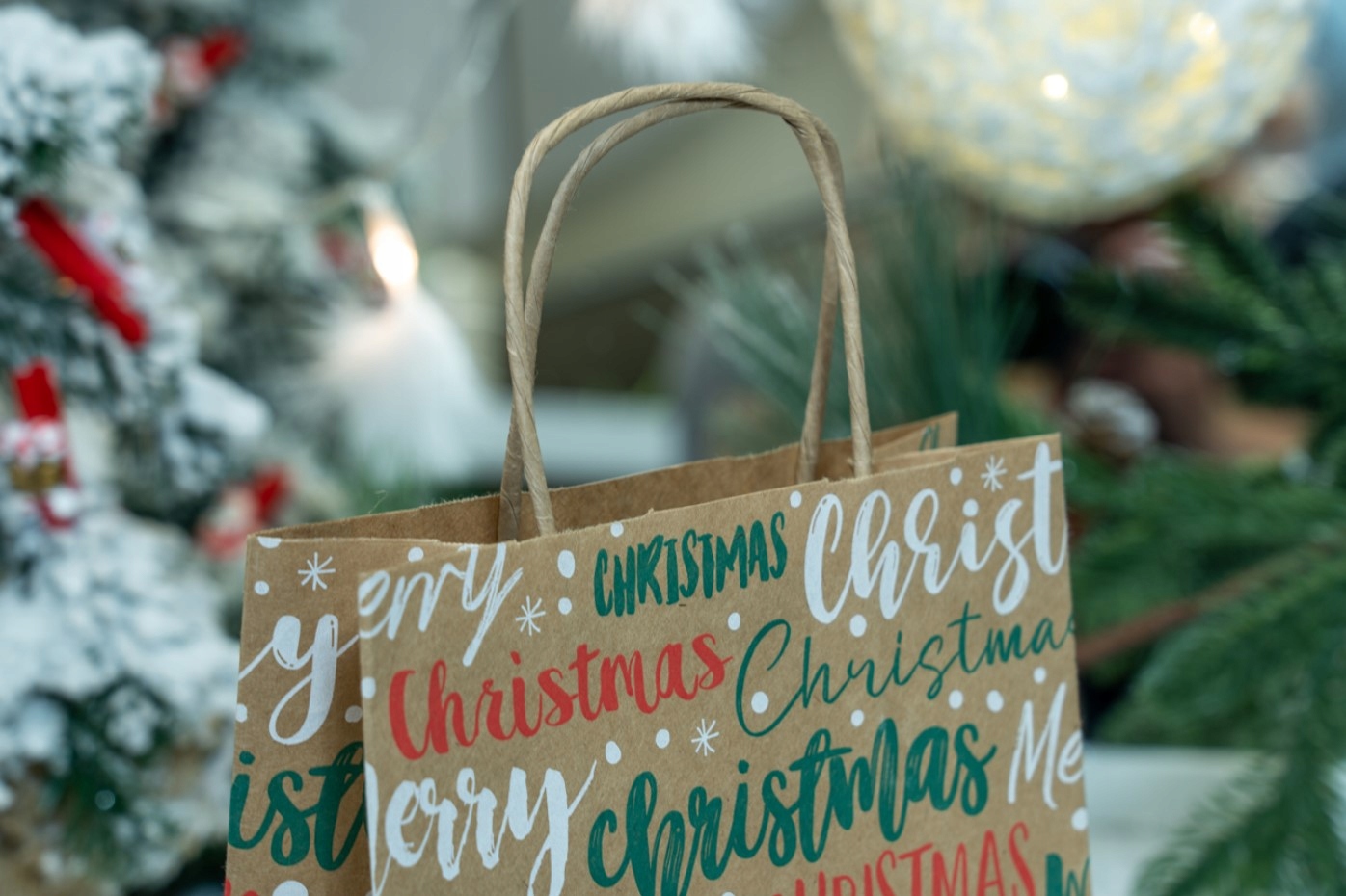 TORBY PAPIEROWE ŚWIATECZNE 18x8x22,5 cm NAPISY MERRY CHRISTMAS na PREZENTY Materiał papier