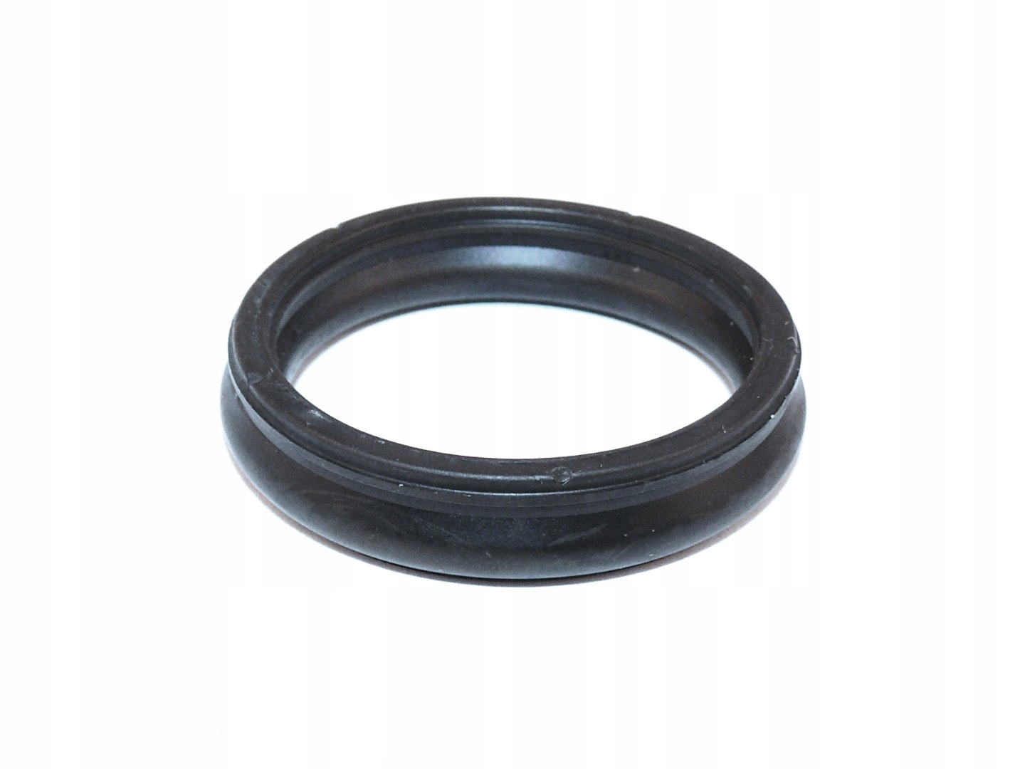 USZCZELKA ŚWIECY ZAPŁONOWEJ W POKRYWIE ZAWORÓW