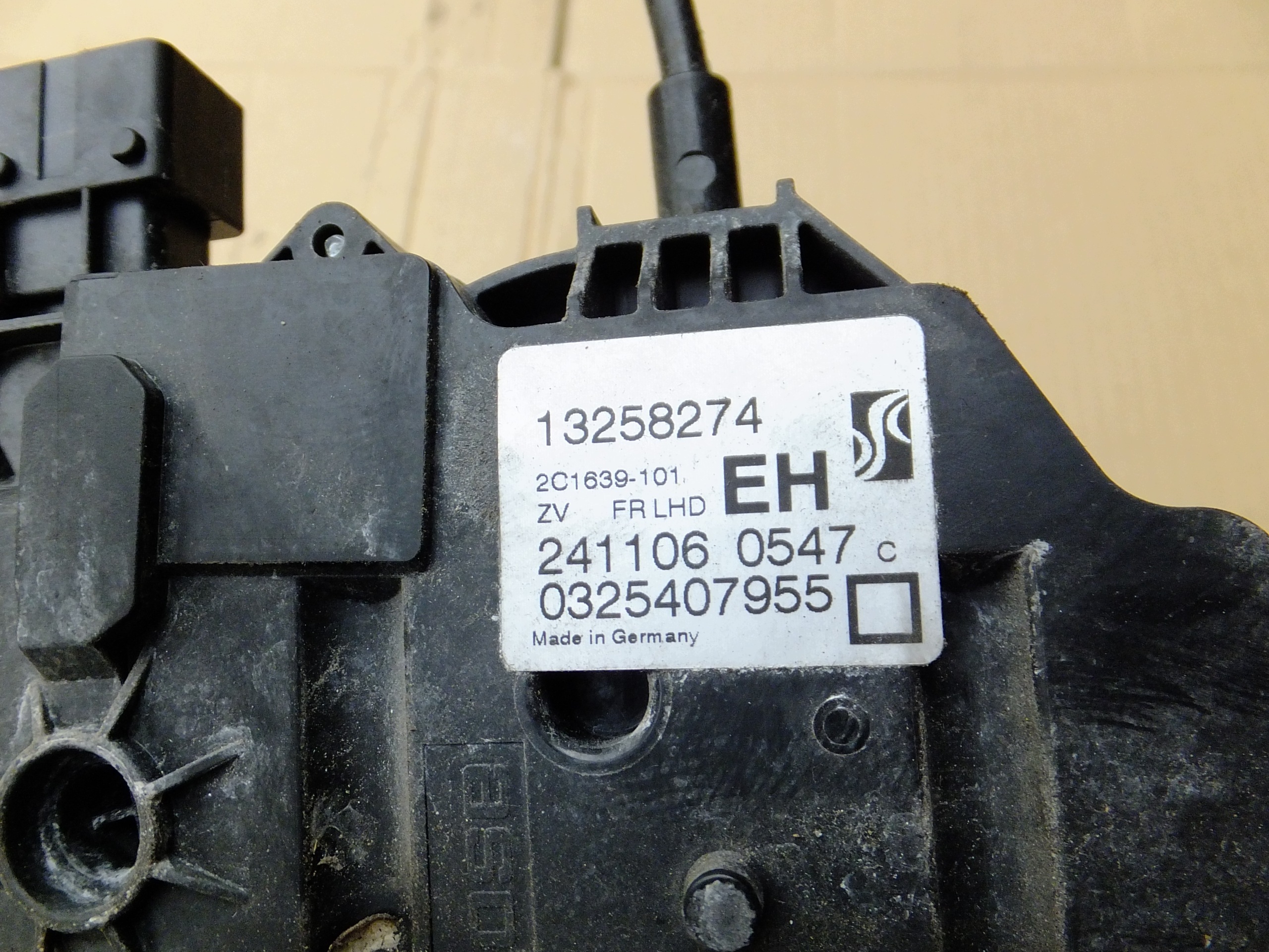 lock left front opel corsa d 5D 2007r 13258274 EH