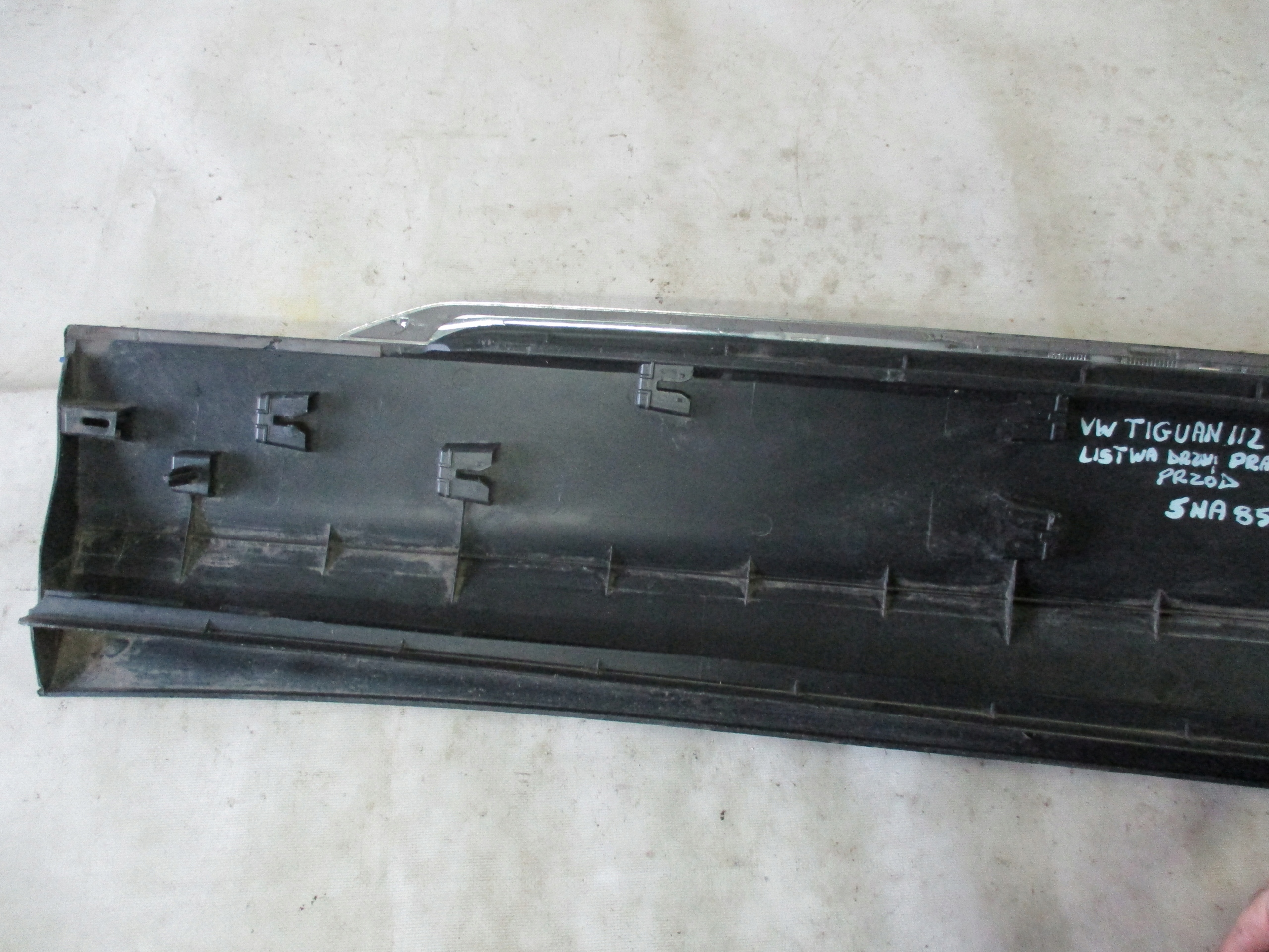 Listaw door right front front VW Tiguan II 2 5NA854940P
